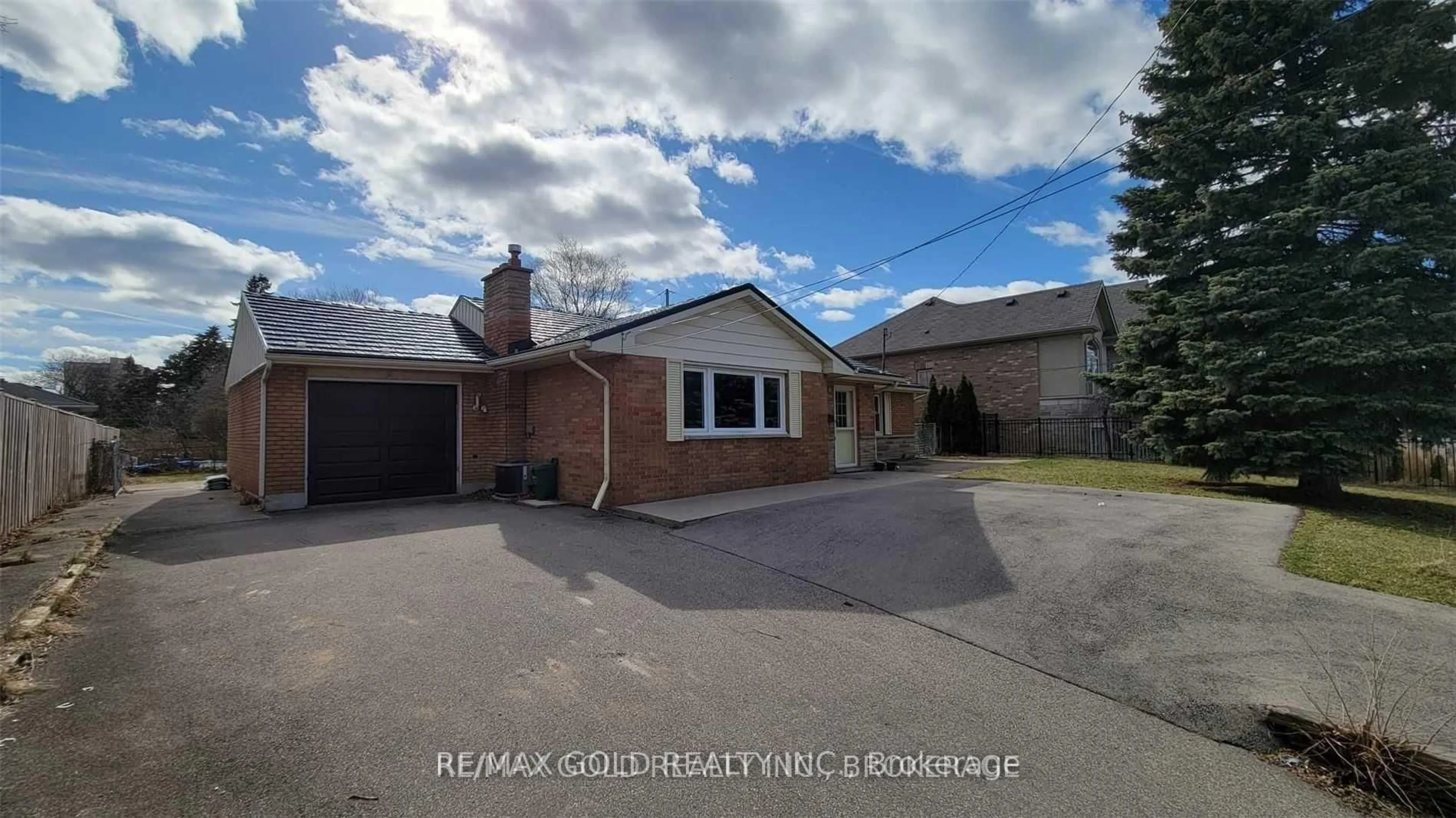 A pic from outside/outdoor area/front of a property/back of a property/a pic from drone, street for 538 Dynes Rd, Burlington Ontario L7N 2V2