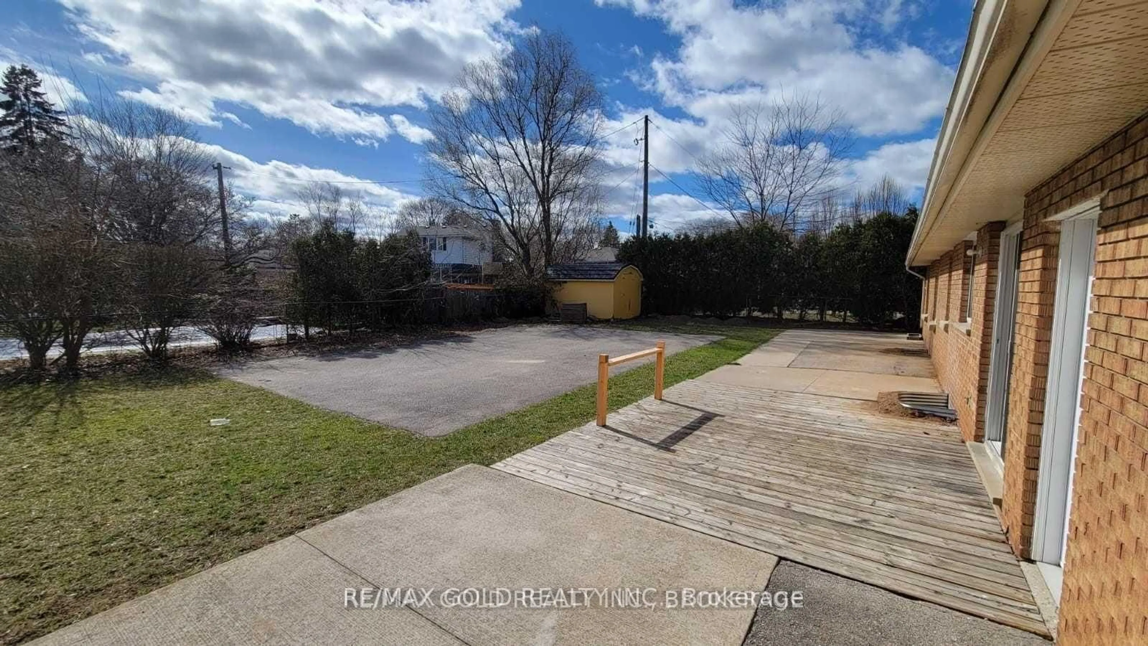A pic from outside/outdoor area/front of a property/back of a property/a pic from drone, water/lake/river/ocean view for 538 Dynes Rd, Burlington Ontario L7N 2V2