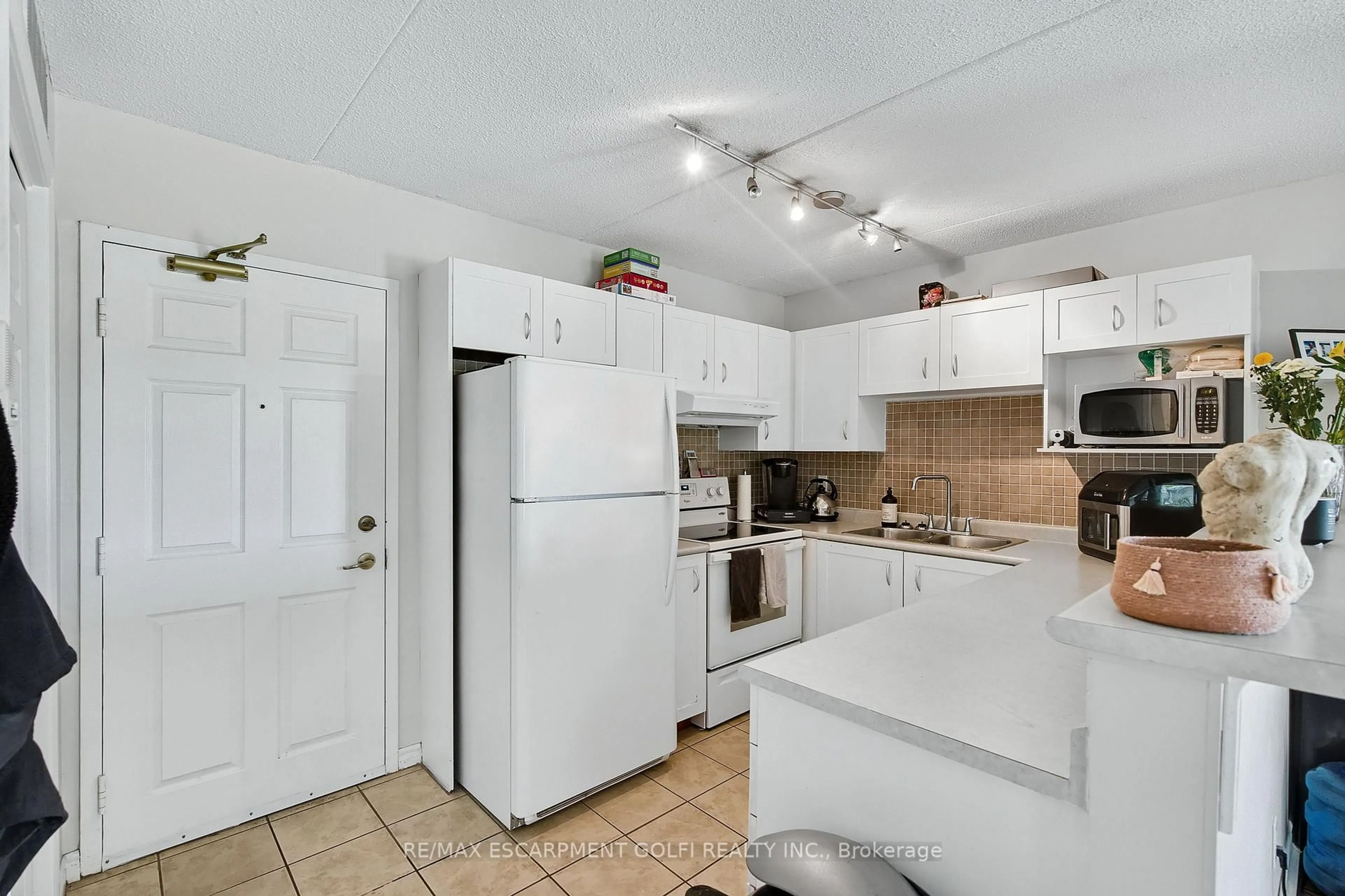 Standard kitchen, ceramic/tile floor for 1451 Walker's Line #313, Burlington Ontario L7M 4P1