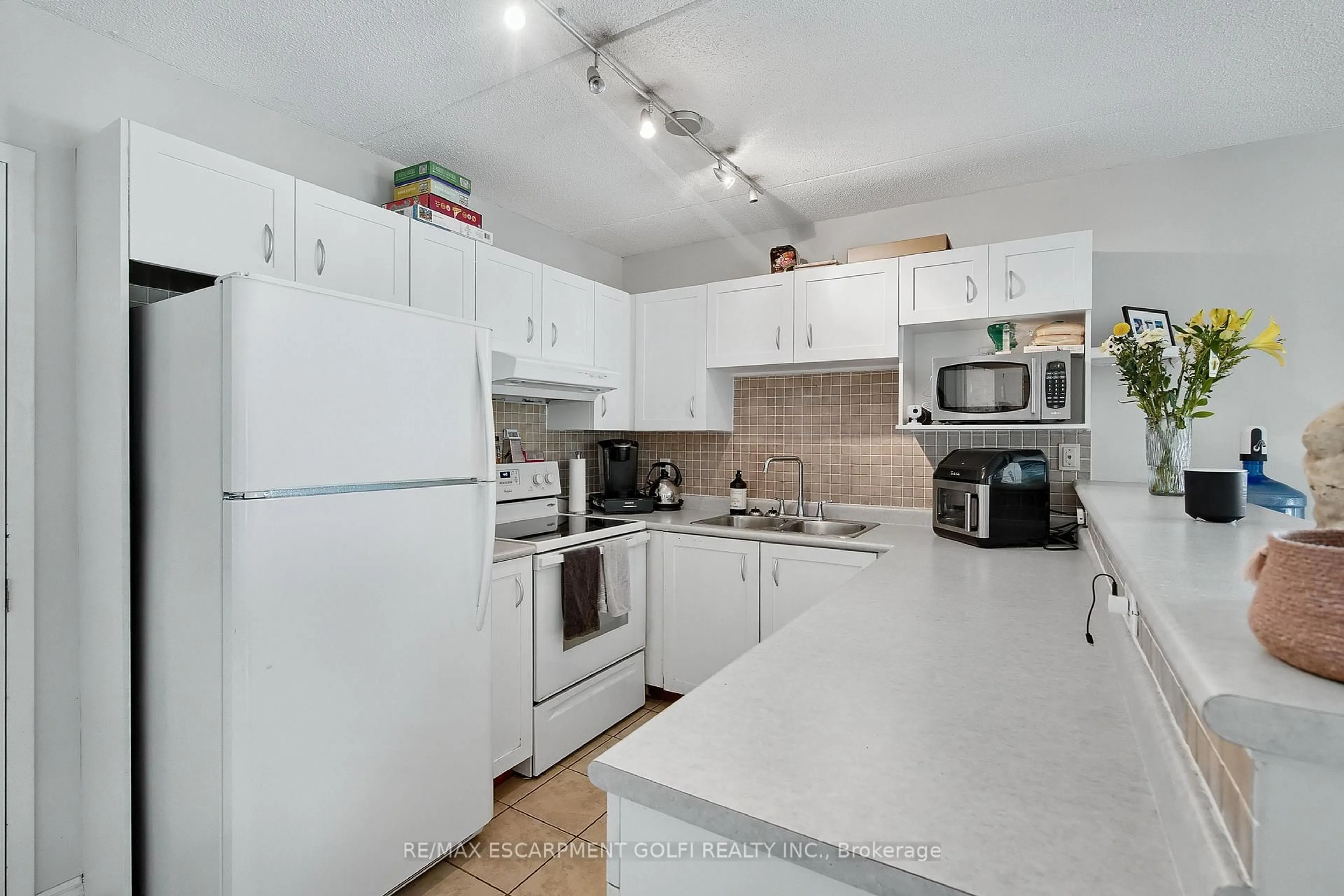 Standard kitchen, unknown for 1451 Walker's Line #313, Burlington Ontario L7M 4P1