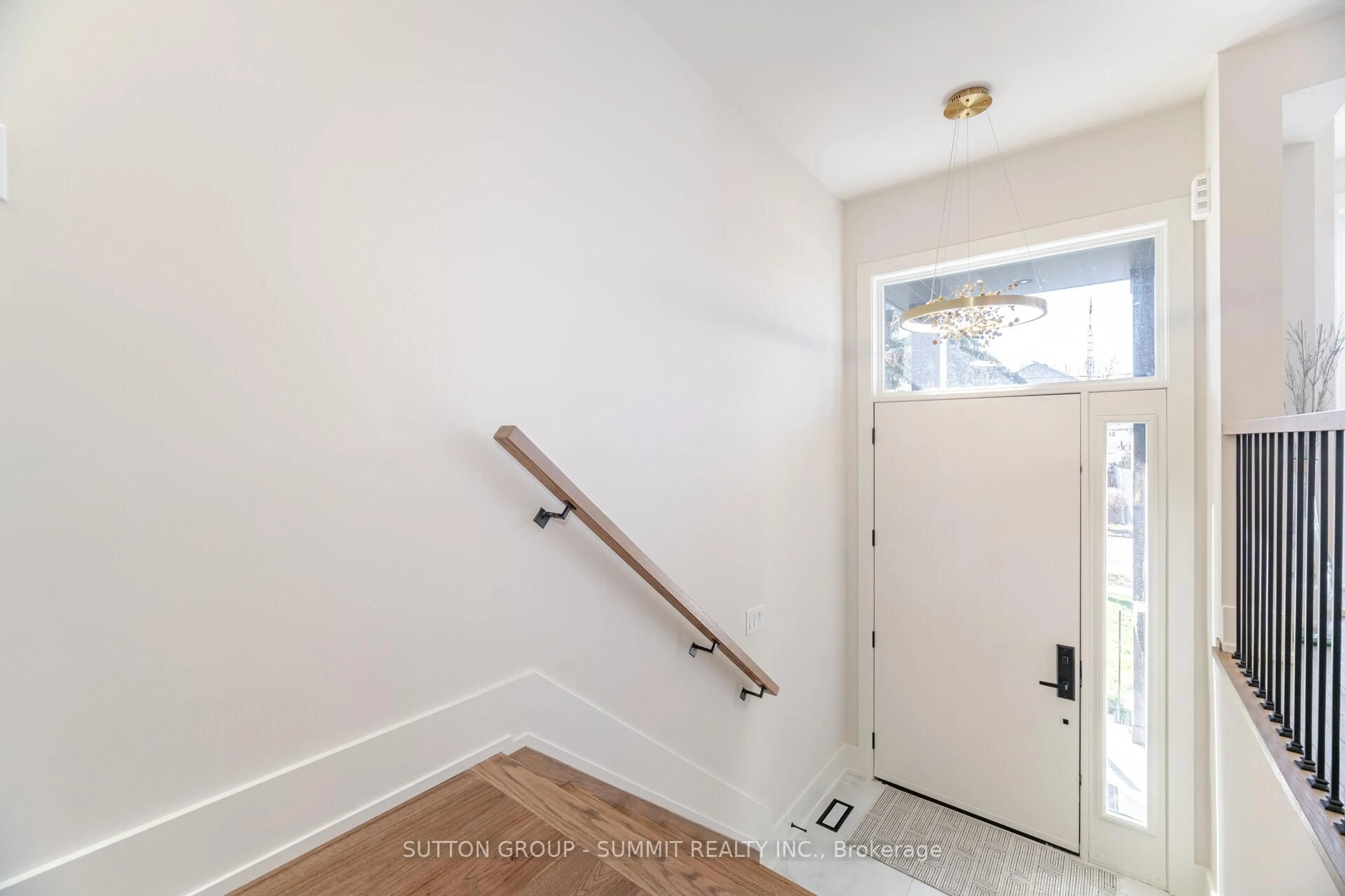 Indoor entryway for 62 Ash Cres, Toronto Ontario M8W 1E6