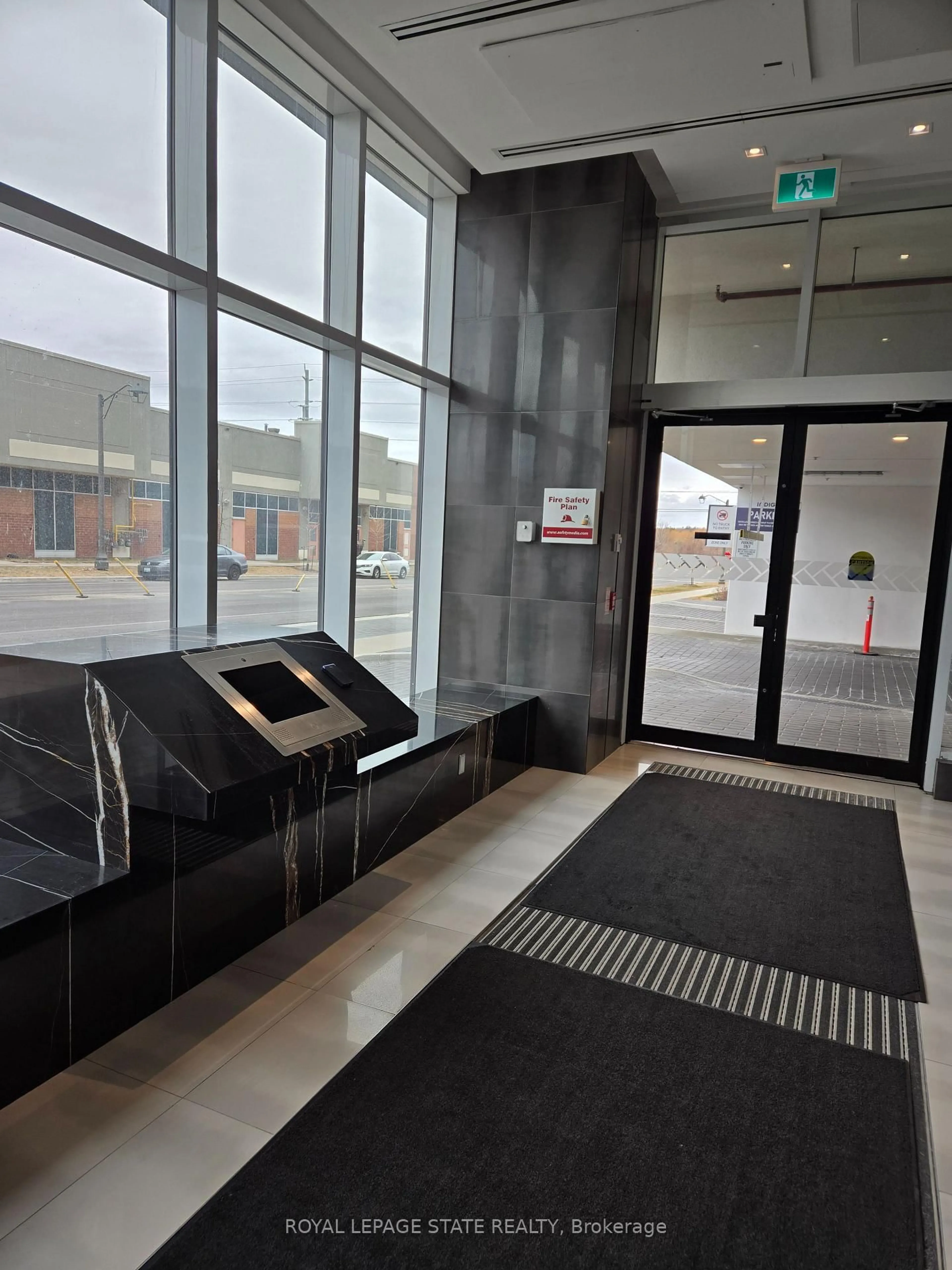 Indoor foyer for 2481 Taunton Rd #802, Oakville Ontario L6H 3R7
