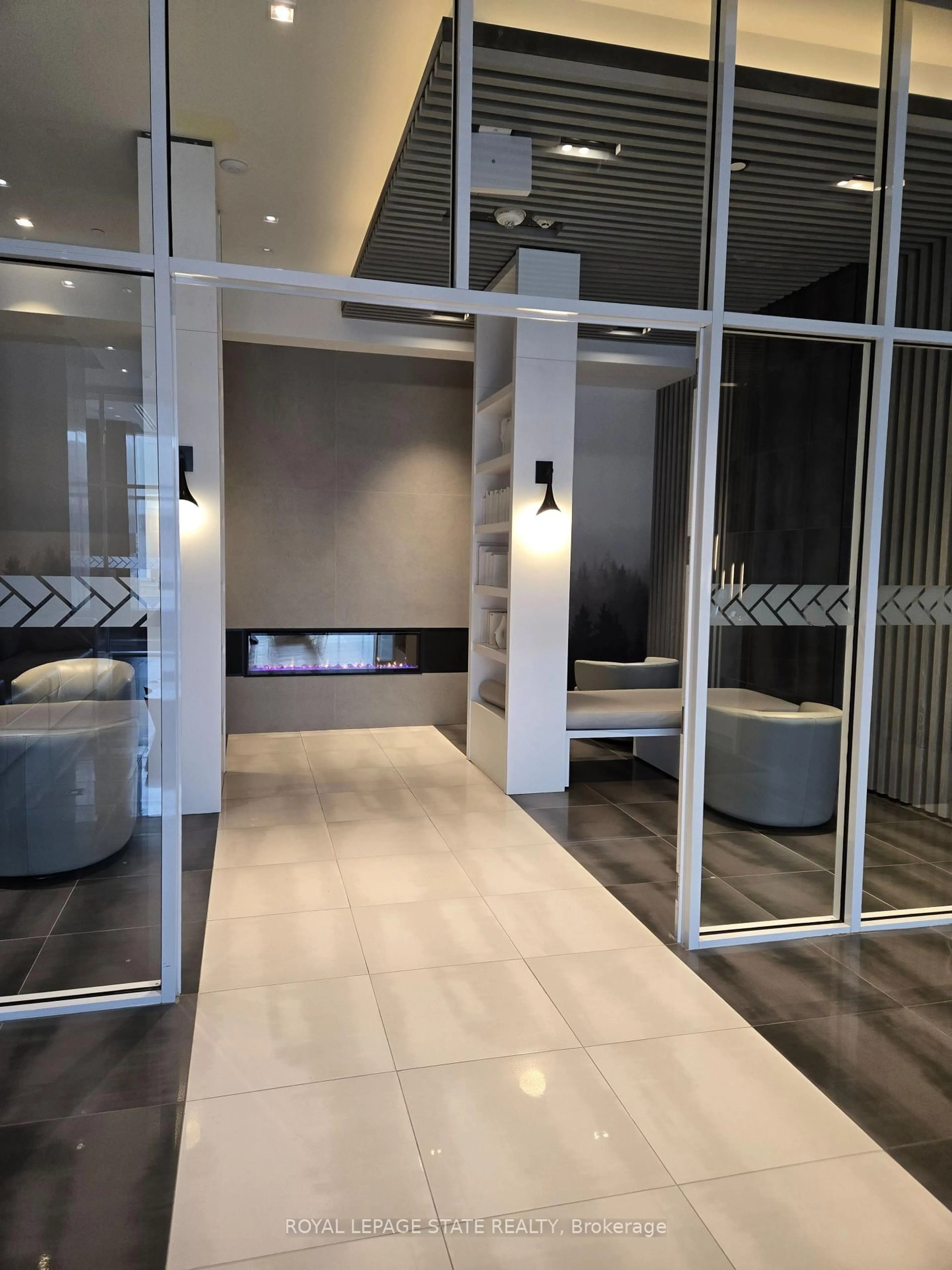 Indoor foyer for 2481 Taunton Rd #802, Oakville Ontario L6H 3R7
