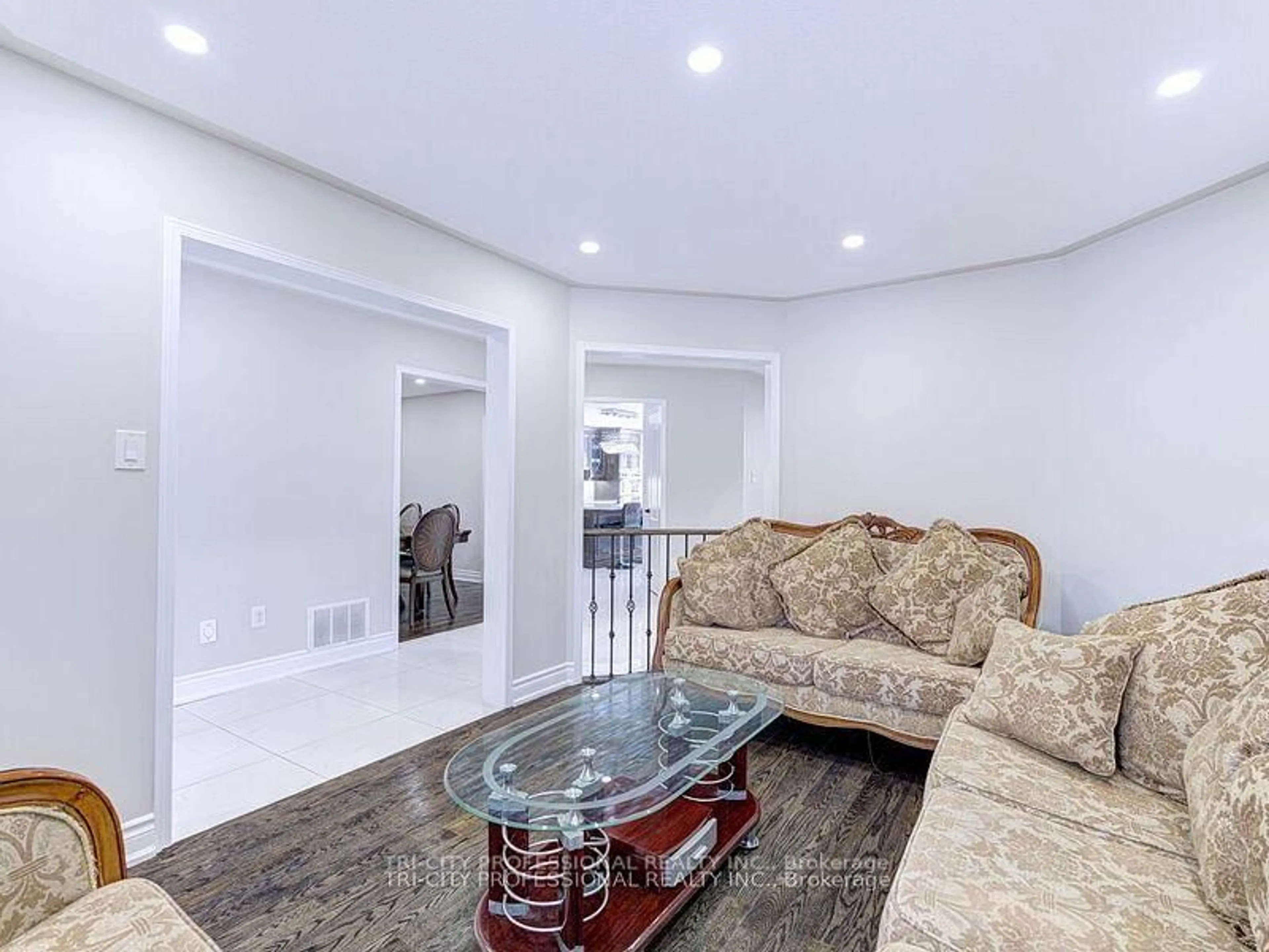 Living room with furniture, unknown for 40 Brinkley Dr, Brampton Ontario L7A 1G9