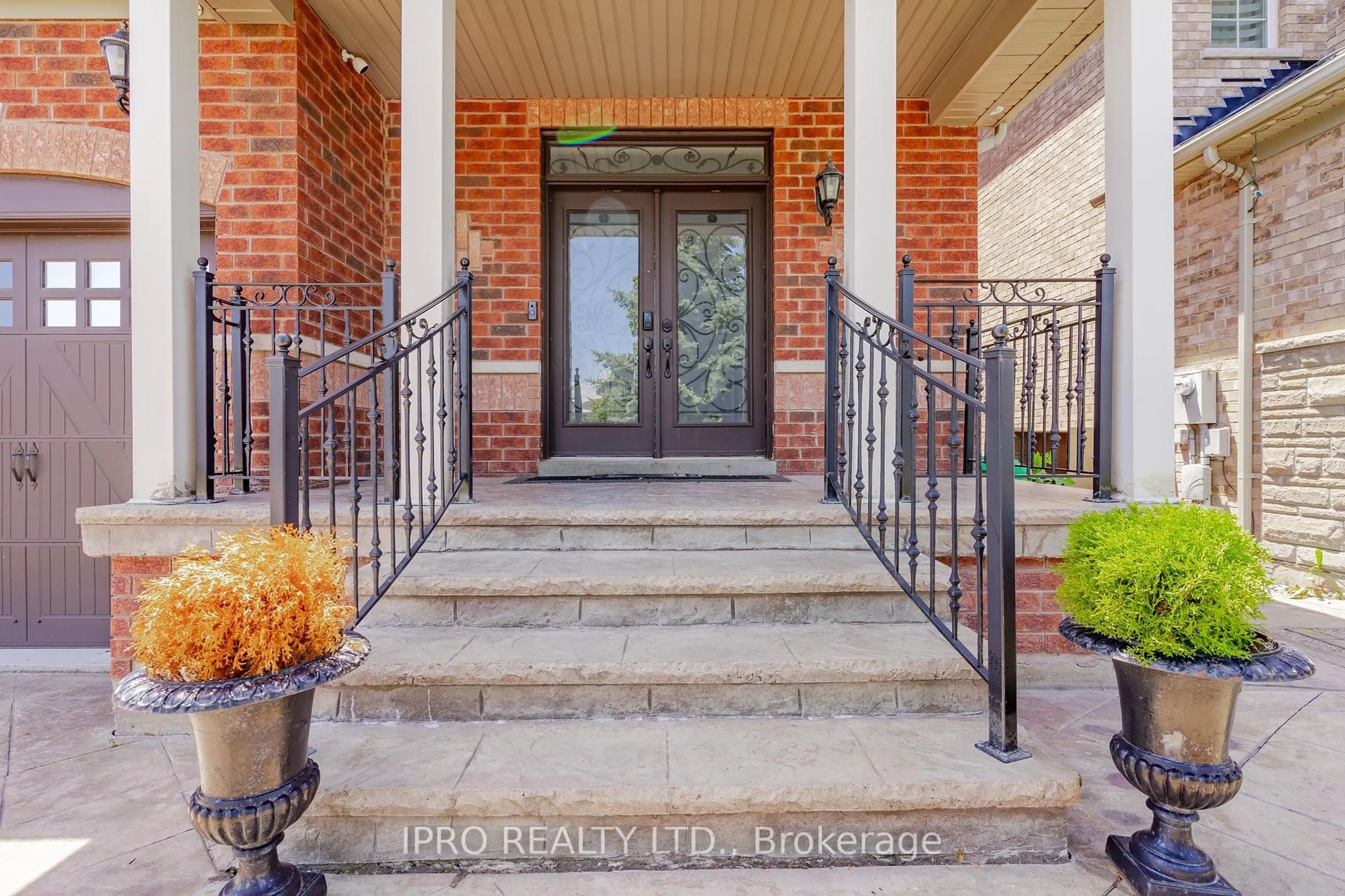 Indoor entryway for 26 Maybeck Dr, Brampton Ontario L6X 0Z1