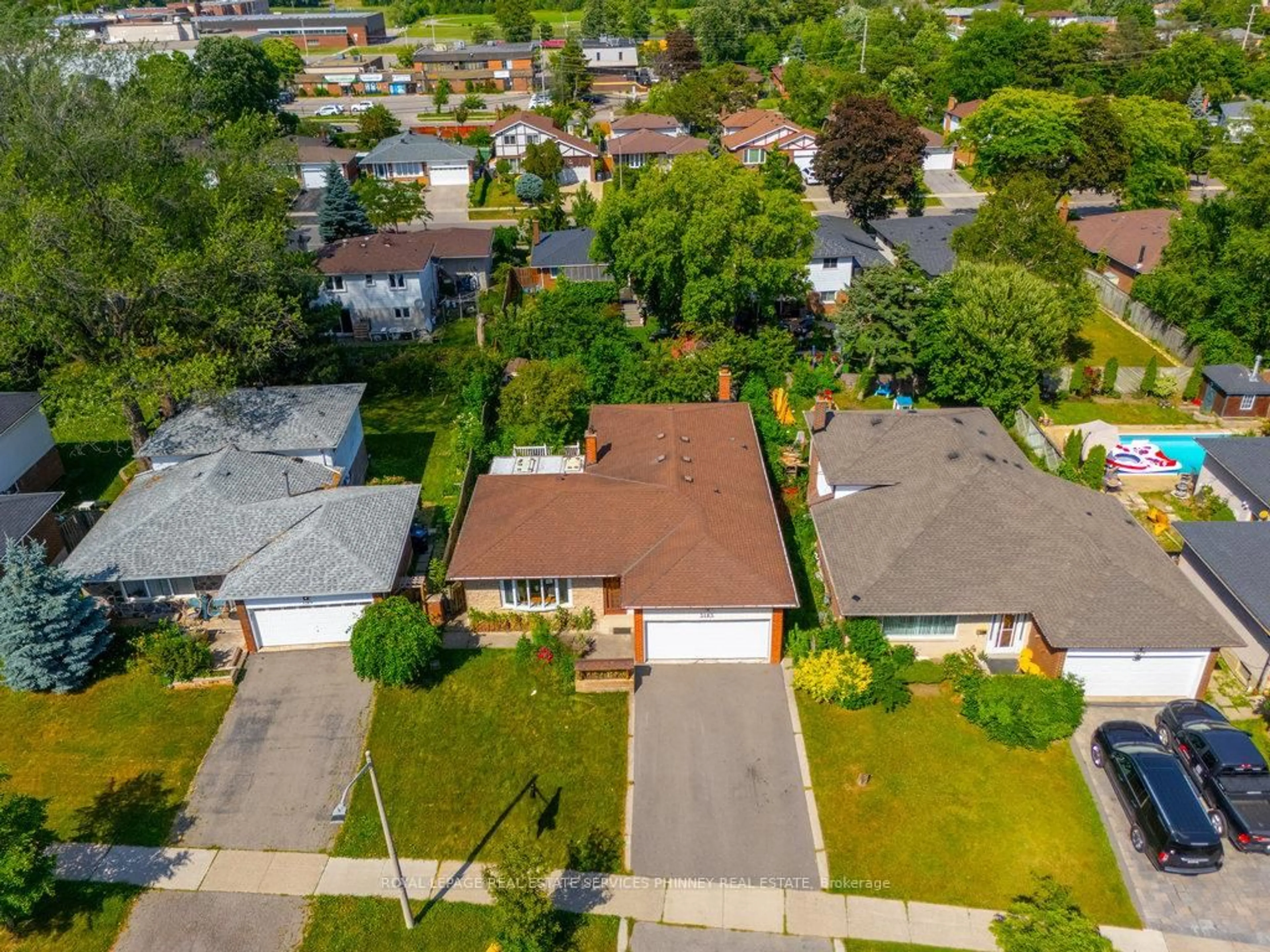 A pic from outside/outdoor area/front of a property/back of a property/a pic from drone, street for 3183 Valmarie Ave, Mississauga Ontario L5C 2A4