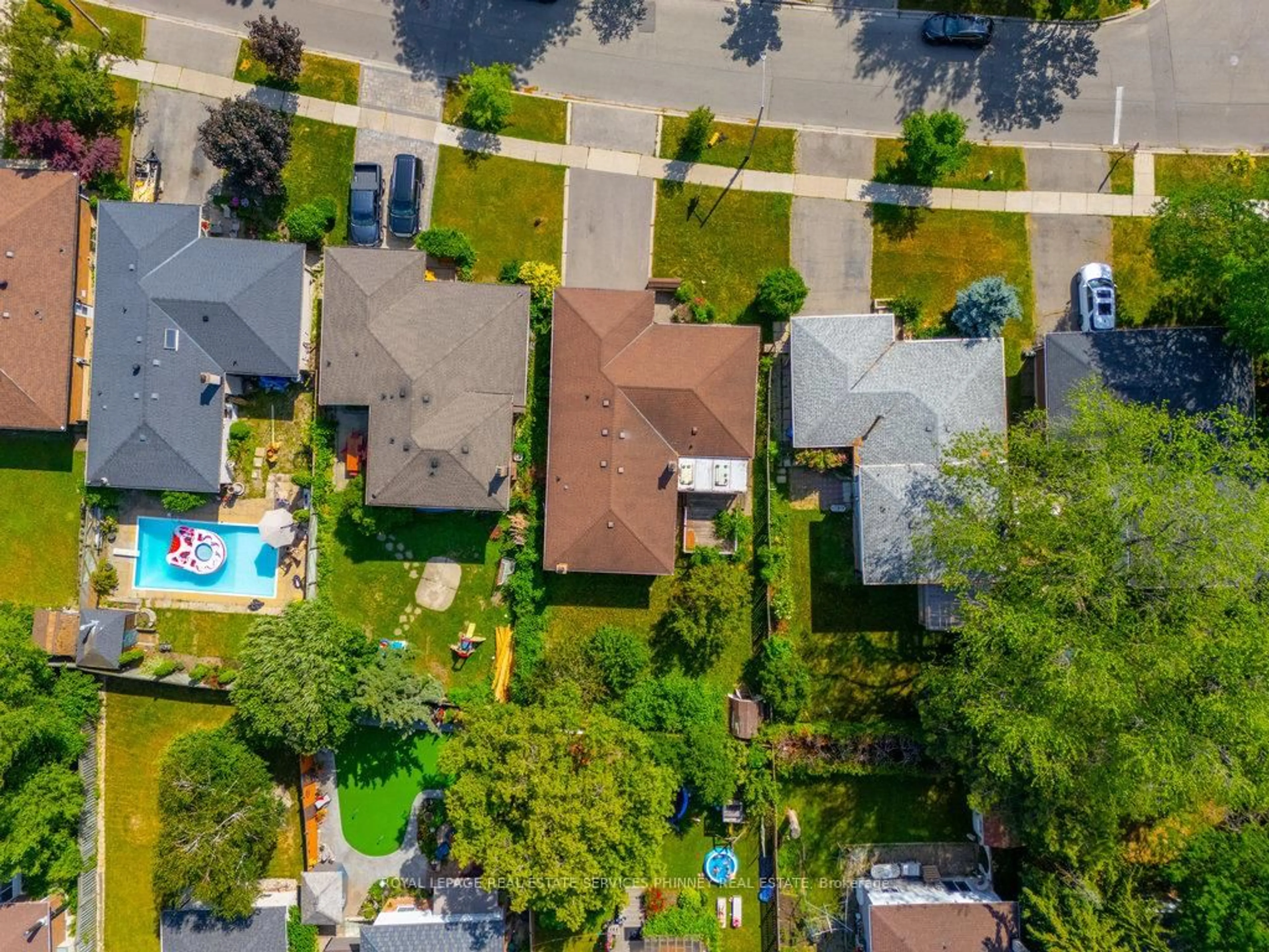 A pic from outside/outdoor area/front of a property/back of a property/a pic from drone, street for 3183 Valmarie Ave, Mississauga Ontario L5C 2A4