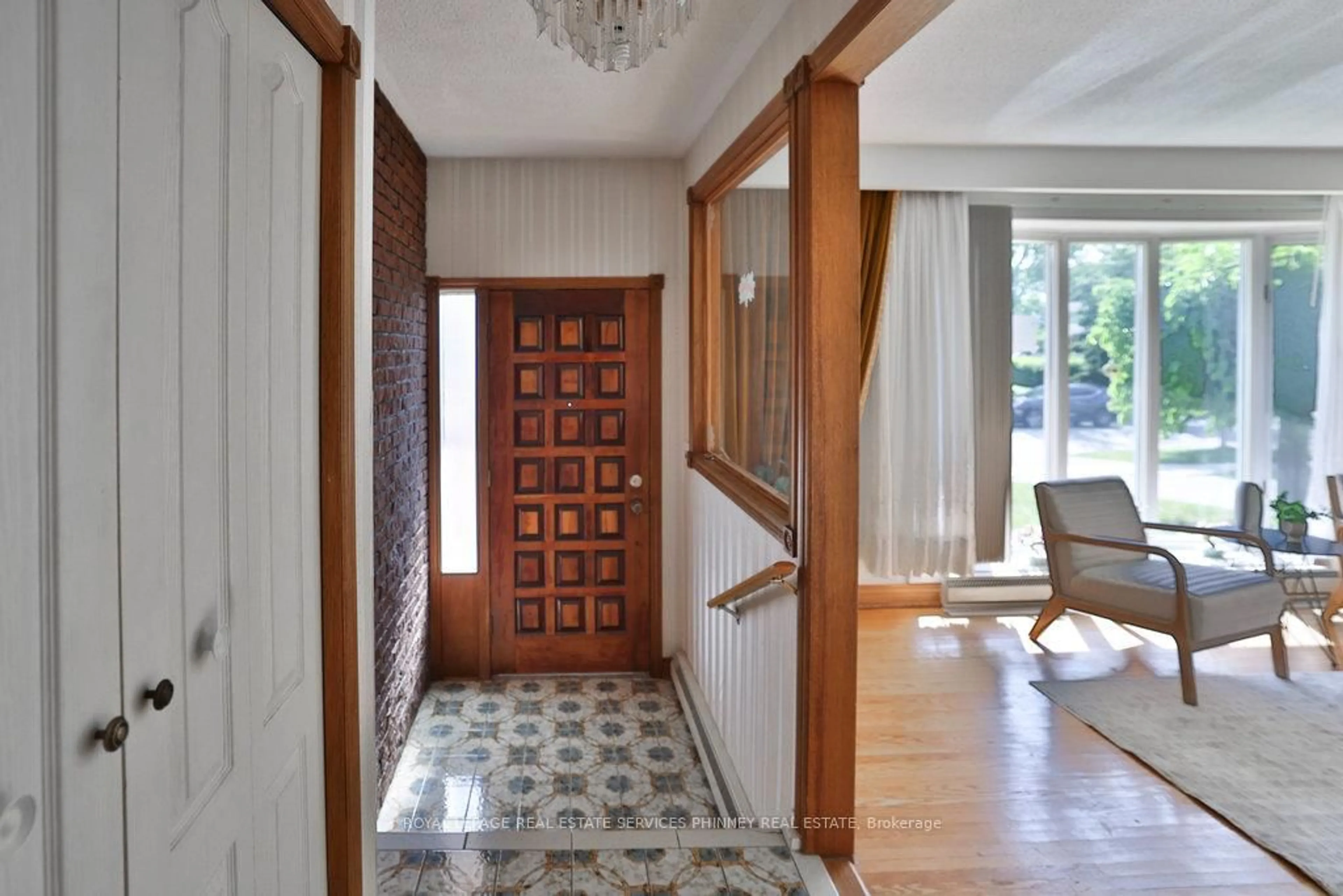 Indoor foyer for 3183 Valmarie Ave, Mississauga Ontario L5C 2A4
