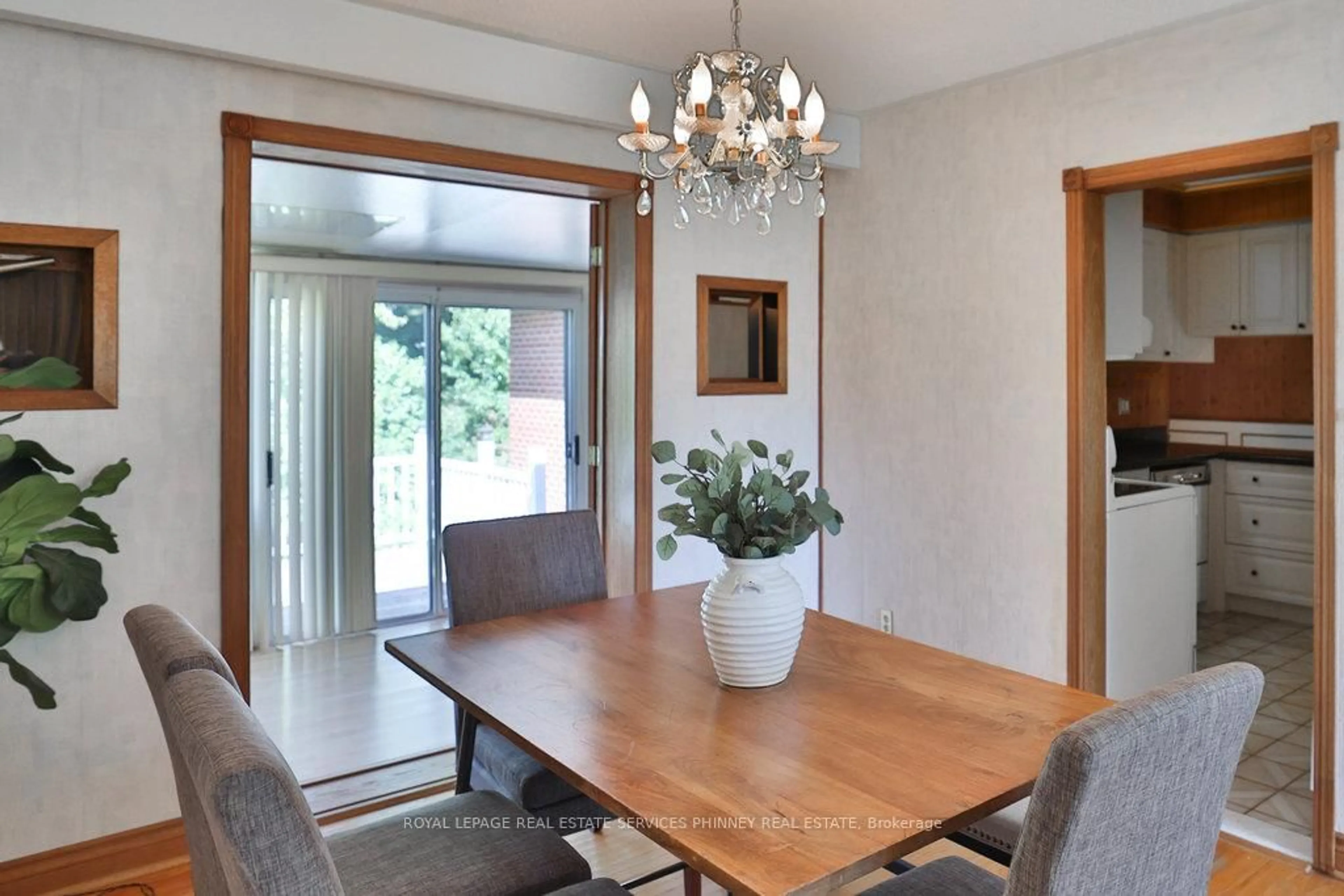 Dining room, wood/laminate floor for 3183 Valmarie Ave, Mississauga Ontario L5C 2A4