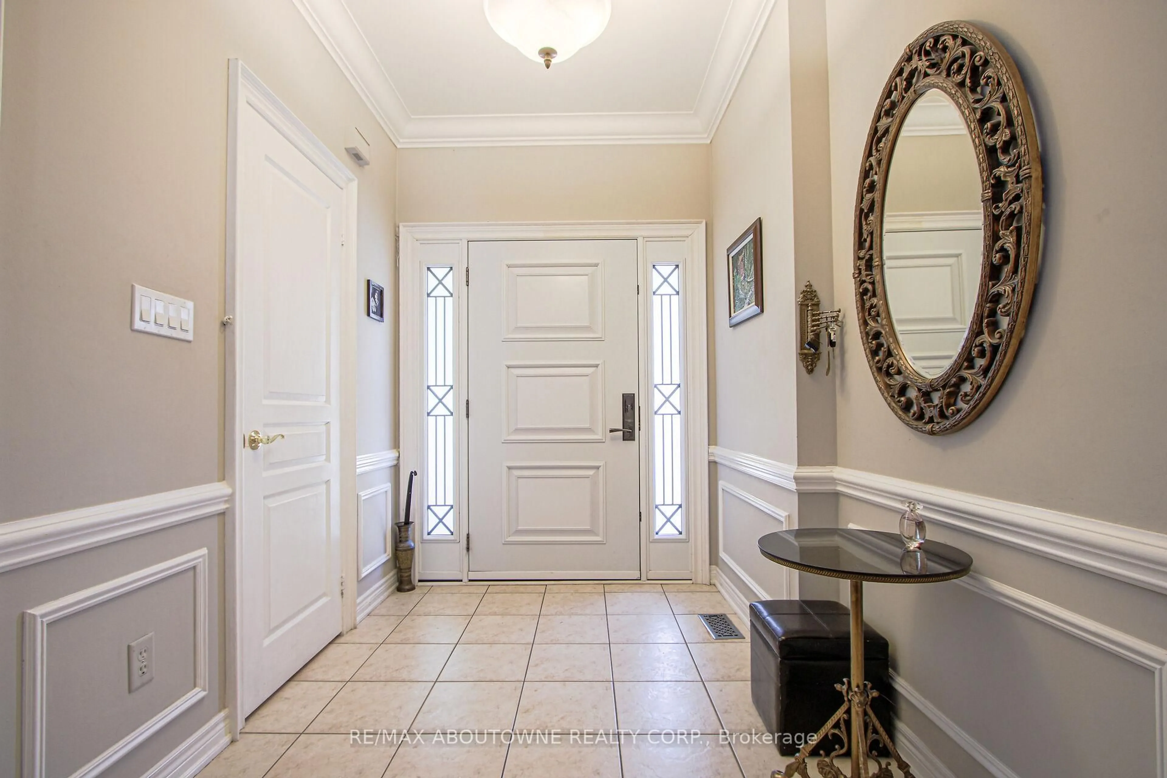 Indoor entryway for 160 Paris St, Mississauga Ontario L4Z 4H6