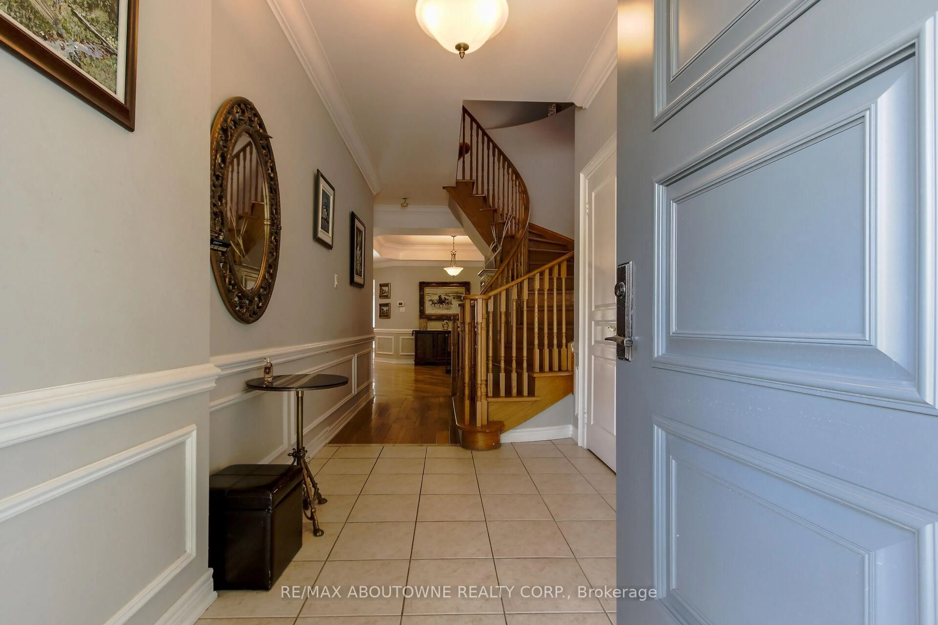 Indoor foyer for 160 Paris St, Mississauga Ontario L4Z 4H6