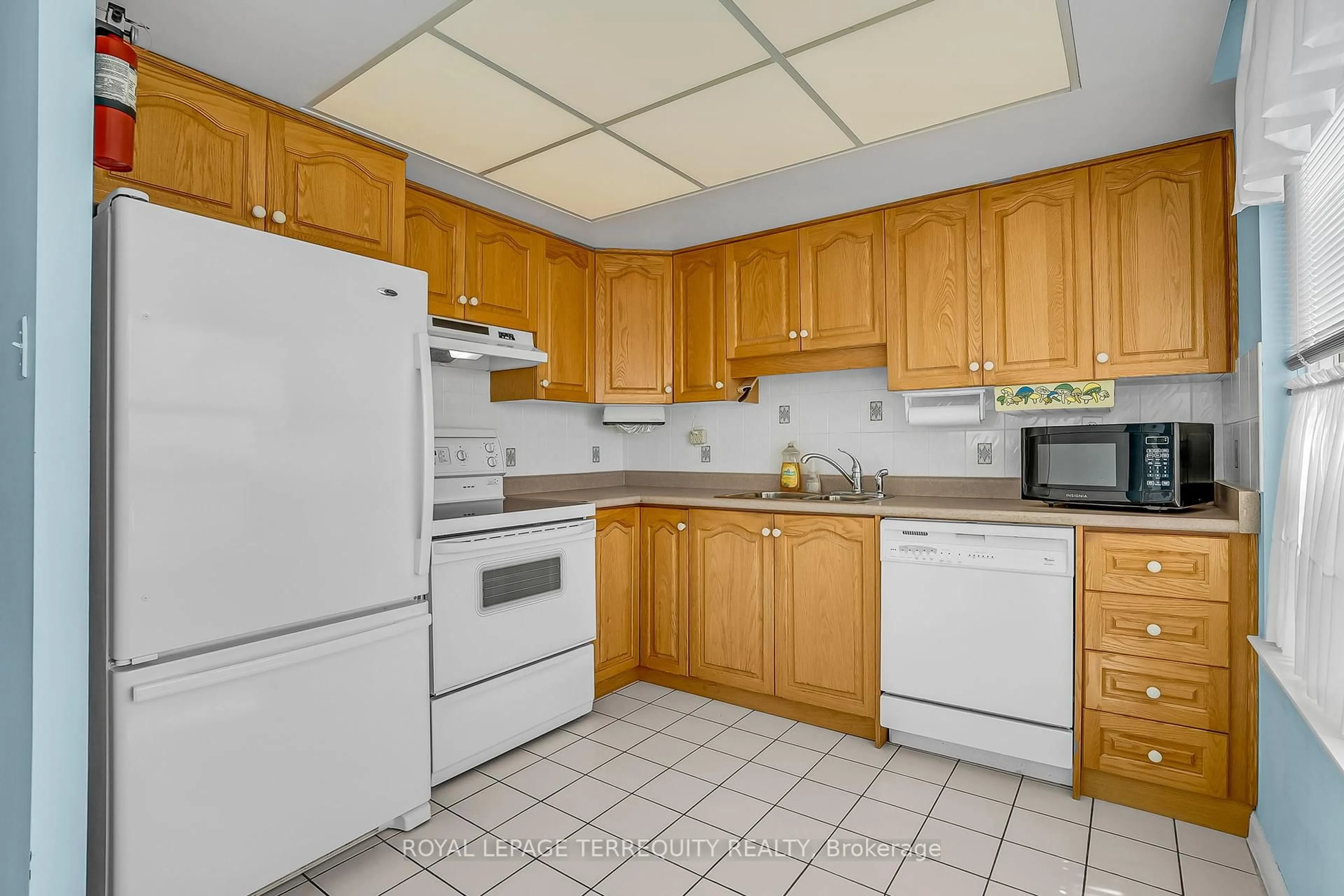 Standard kitchen, unknown for 550 Webb Dr #1510, Mississauga Ontario L5B 3Y4