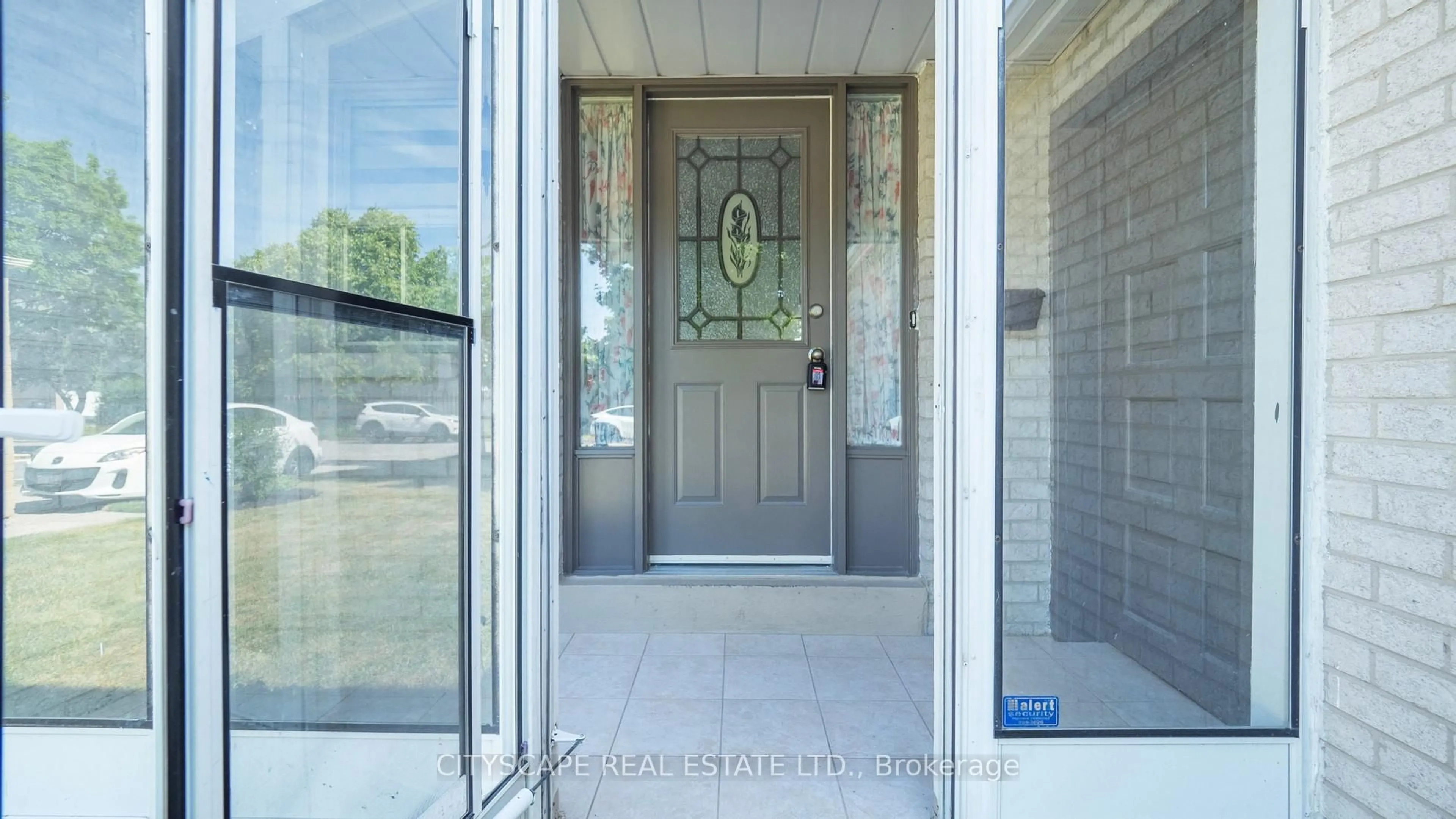 Indoor entryway for 16 Norma Cres, Brampton Ontario L6S 4H2
