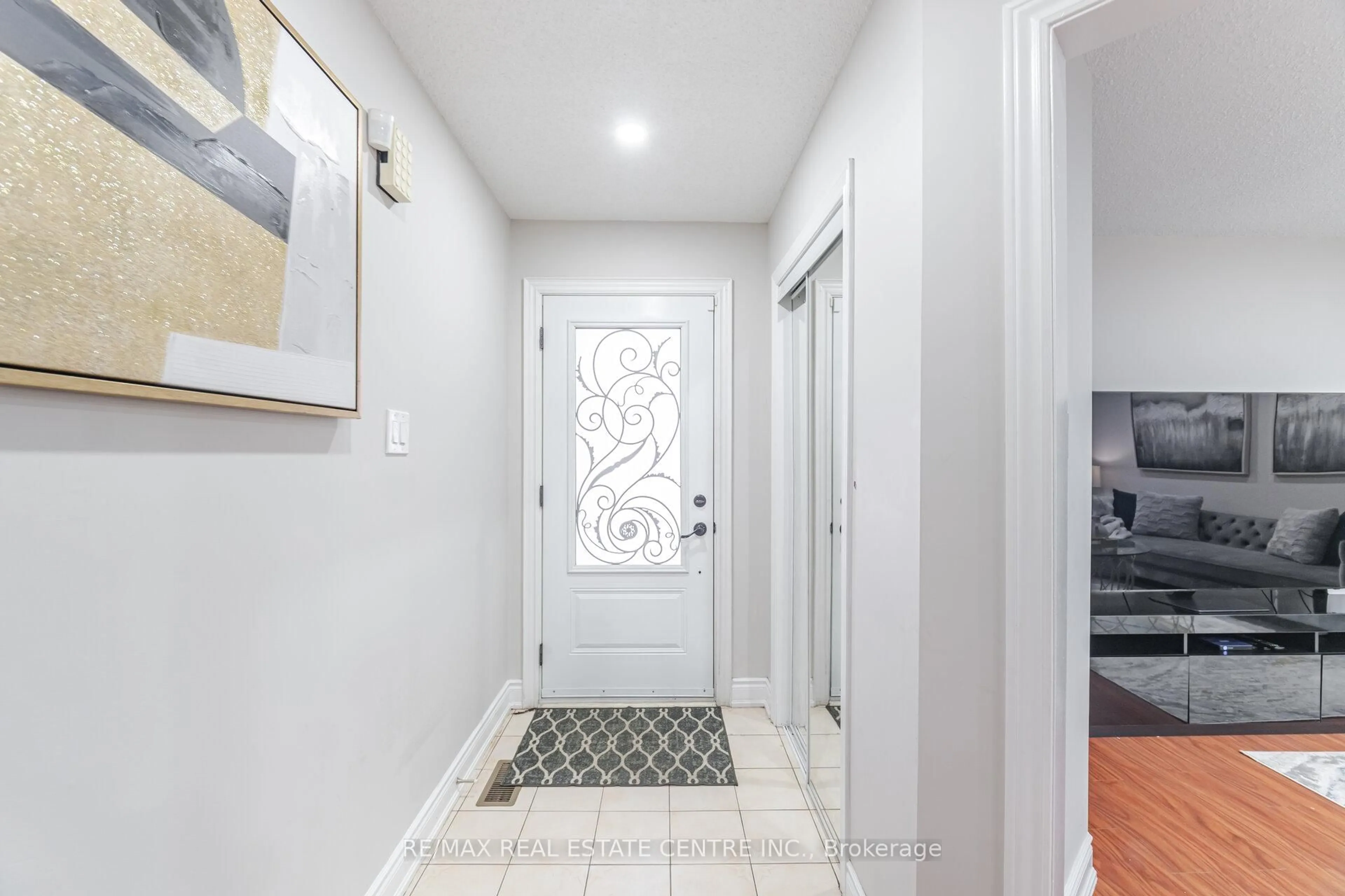 Indoor entryway for 27 Woodsend Ru, Brampton Ontario L6Y 4G8