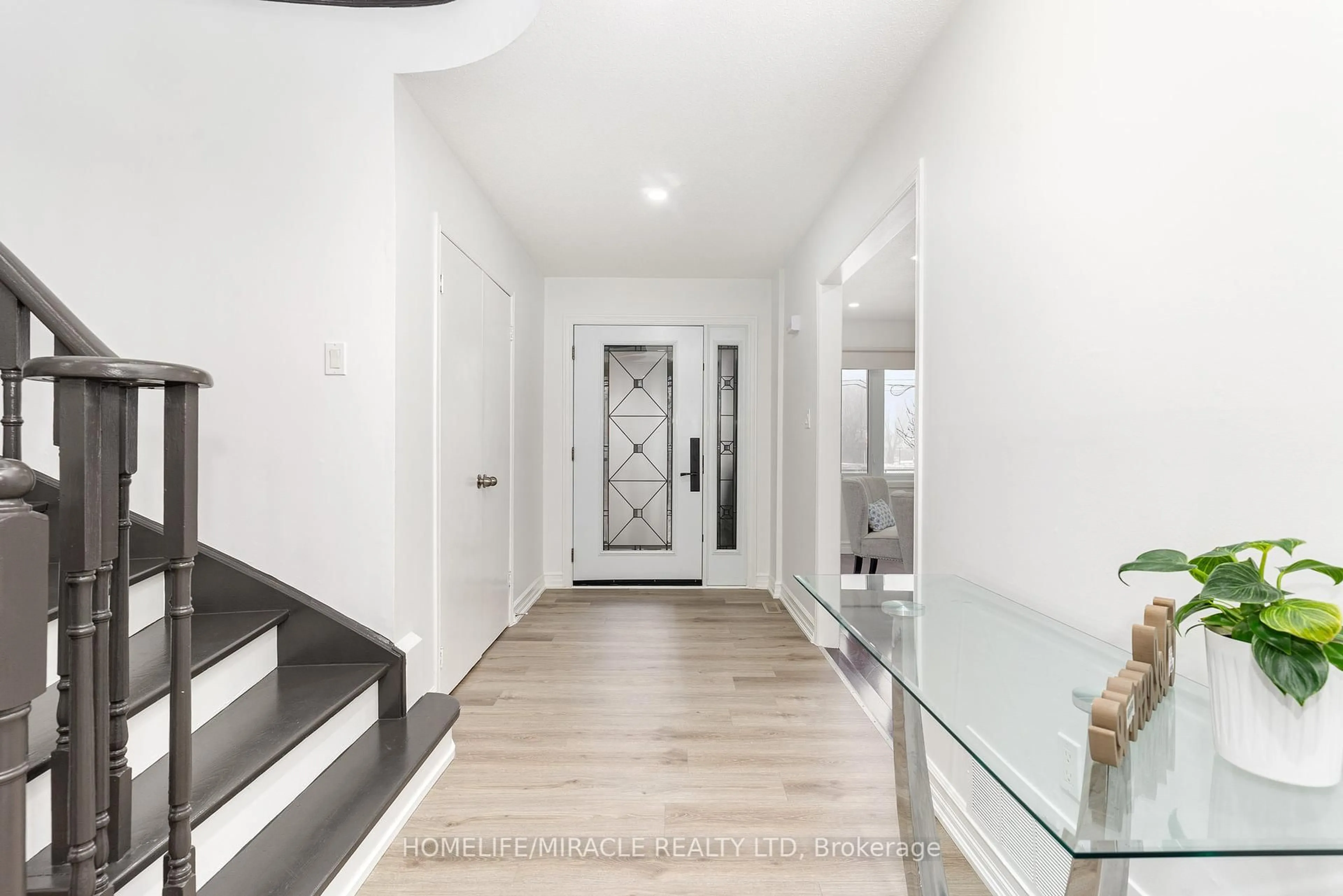 Indoor entryway for 299 Hickory Circ, Oakville Ontario L6H 4V3