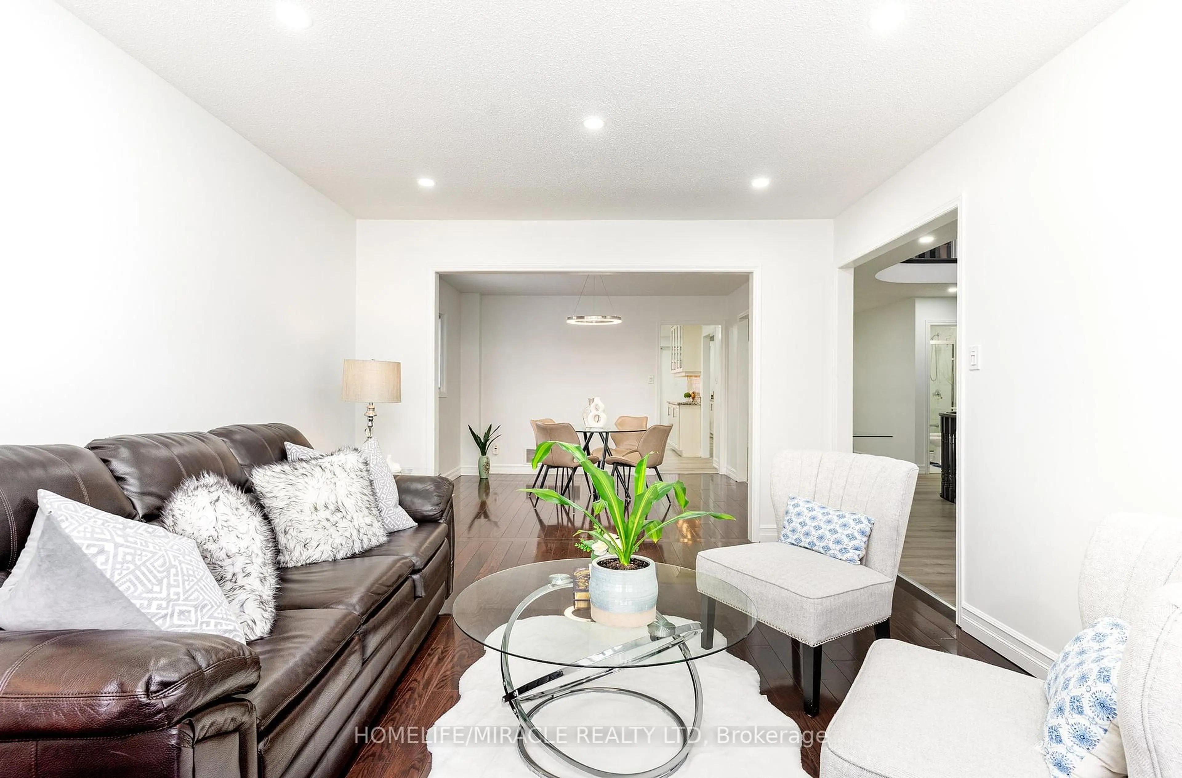 Living room with furniture, unknown for 299 Hickory Circ, Oakville Ontario L6H 4V3