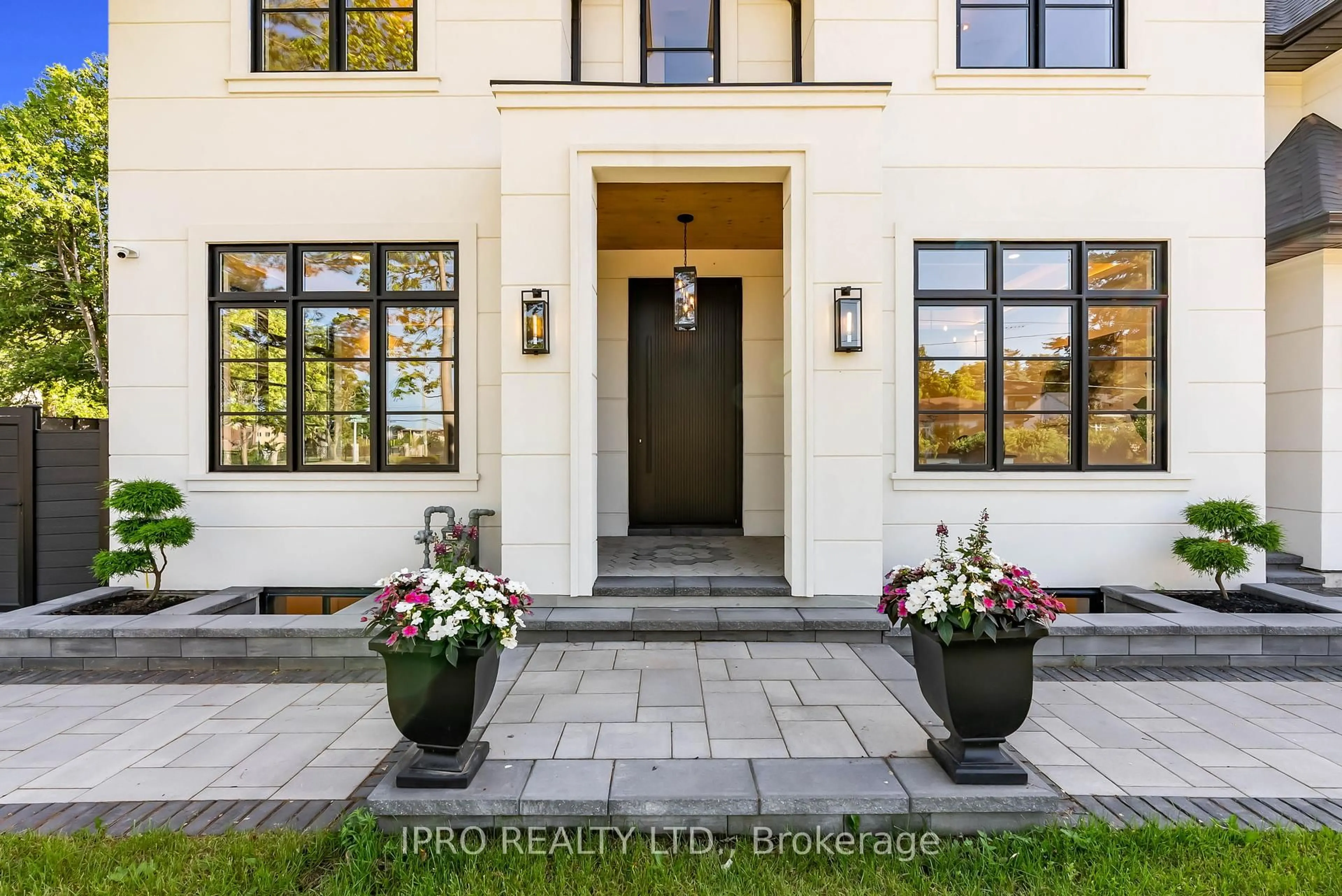 Indoor entryway for 176 Waneta Dr, Oakville Ontario L6K 2T5