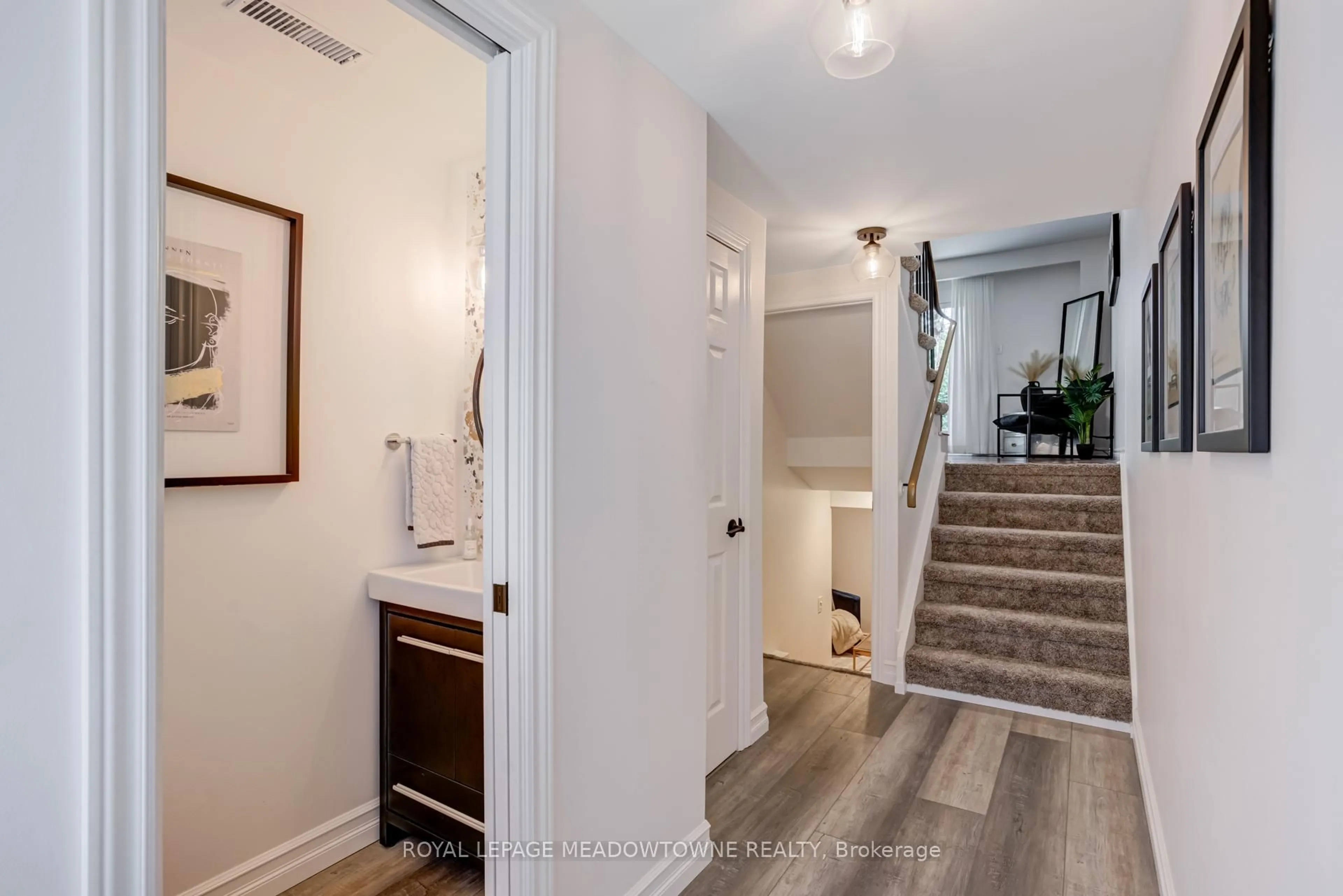 Indoor entryway for 371 Bronte St #5, Milton Ontario L9T 2K5