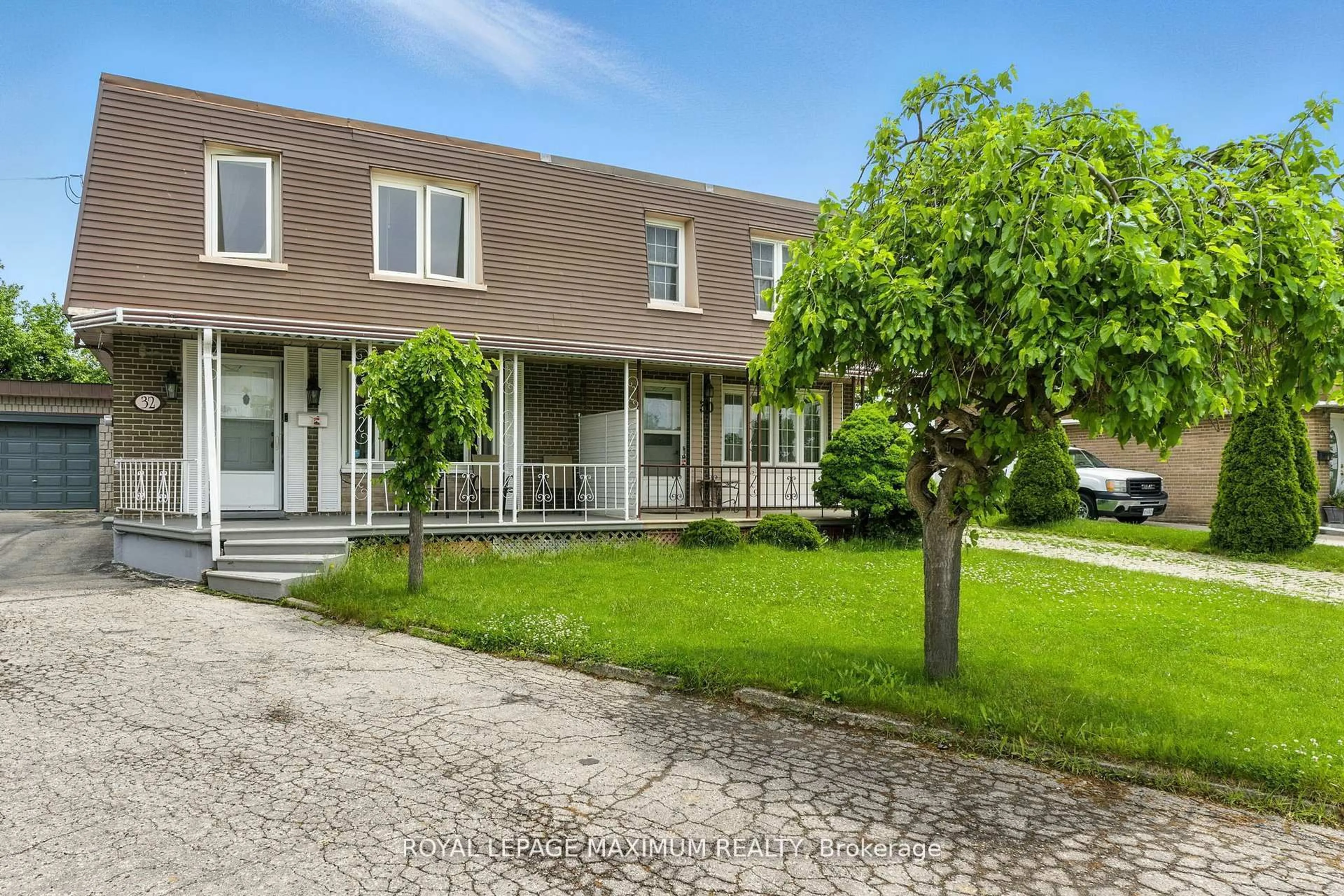Patio, street for 32 Fennimore Cres, Toronto Ontario M3N 1G8