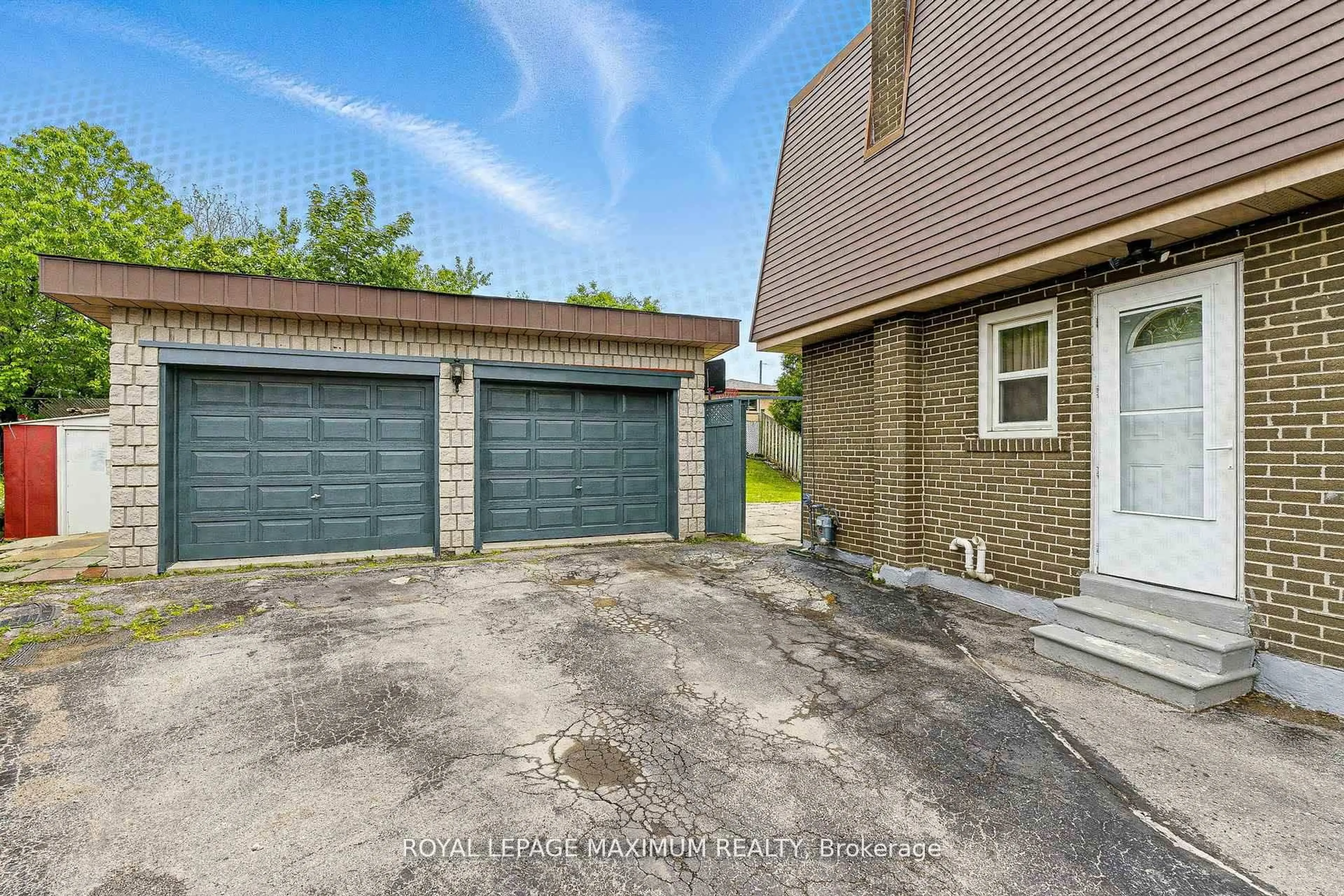 A pic from outside/outdoor area/front of a property/back of a property/a pic from drone, street for 32 Fennimore Cres, Toronto Ontario M3N 1G8