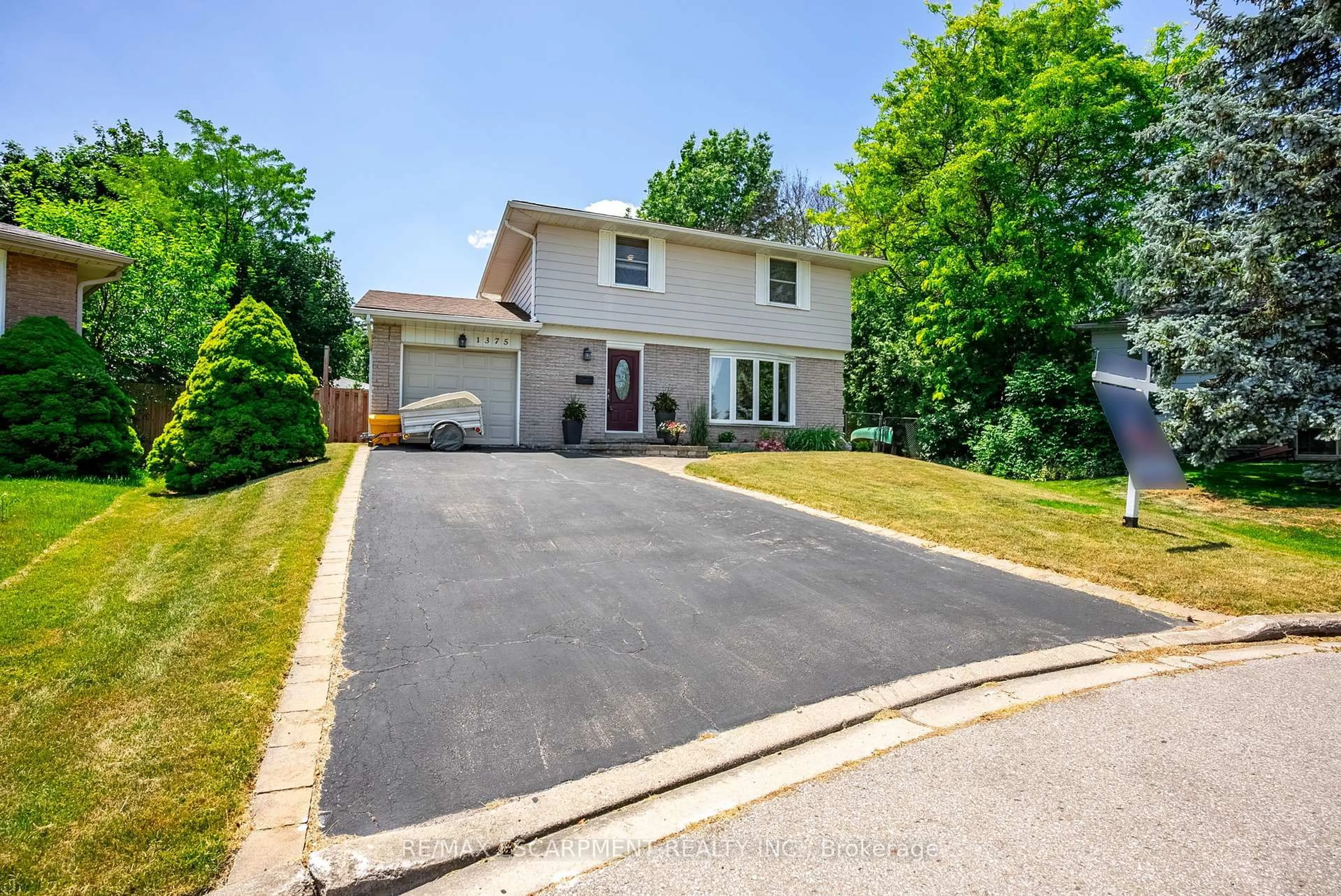 A pic from outside/outdoor area/front of a property/back of a property/a pic from drone, street for 1375 Christina Crt, Burlington Ontario L7P 2V8