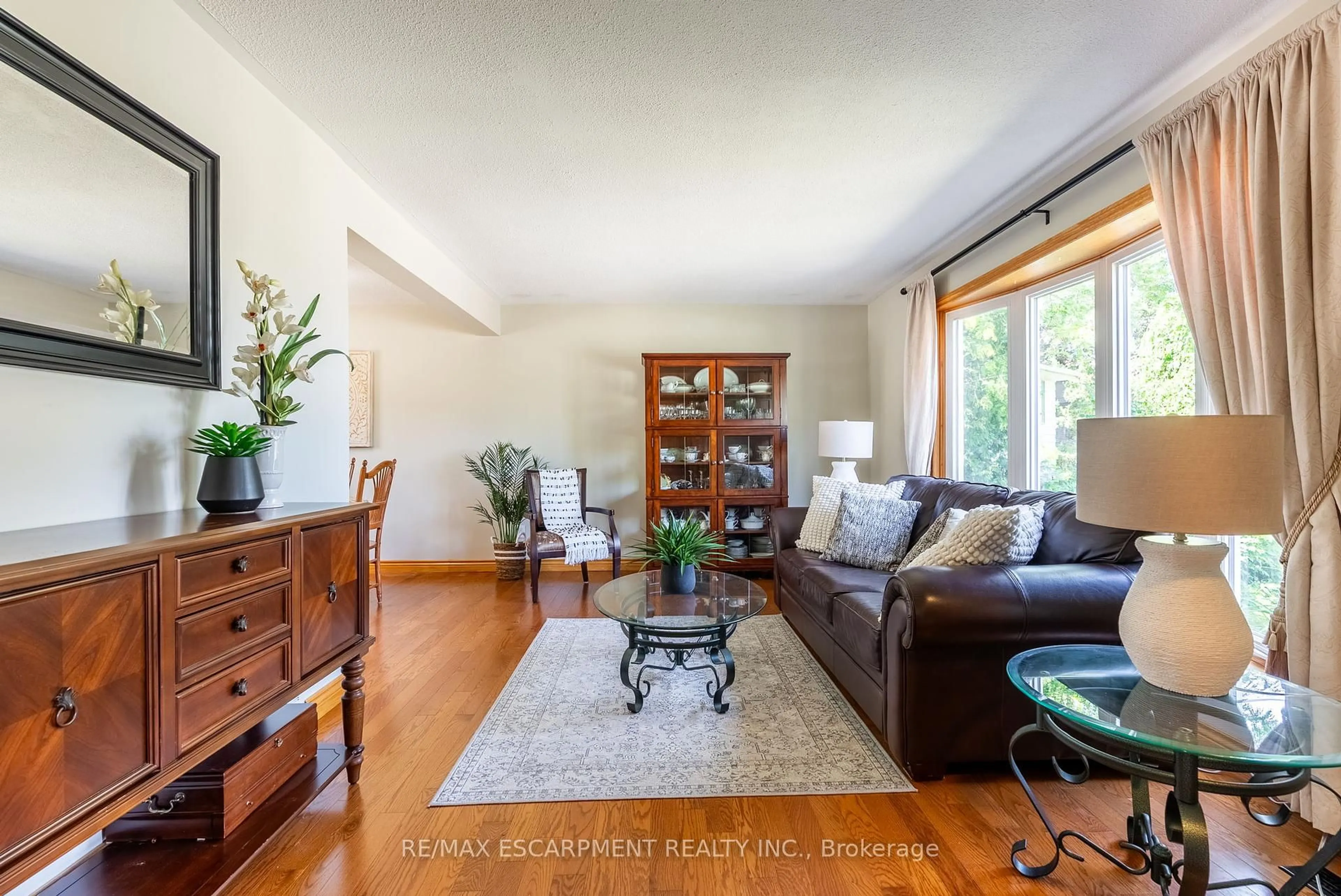 Living room with furniture, wood/laminate floor for 1375 Christina Crt, Burlington Ontario L7P 2V8