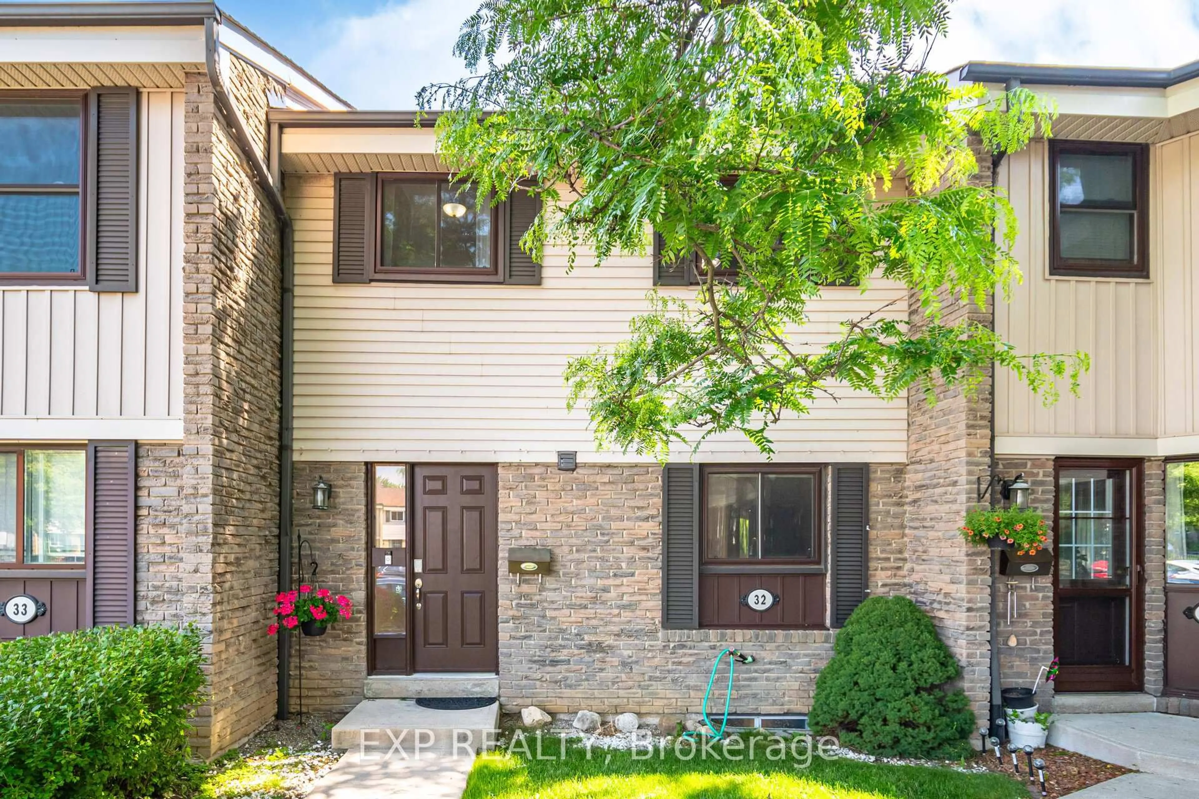 Home with brick exterior material, street for 2779 Gananoque Dr #32, Mississauga Ontario L5N 2E4