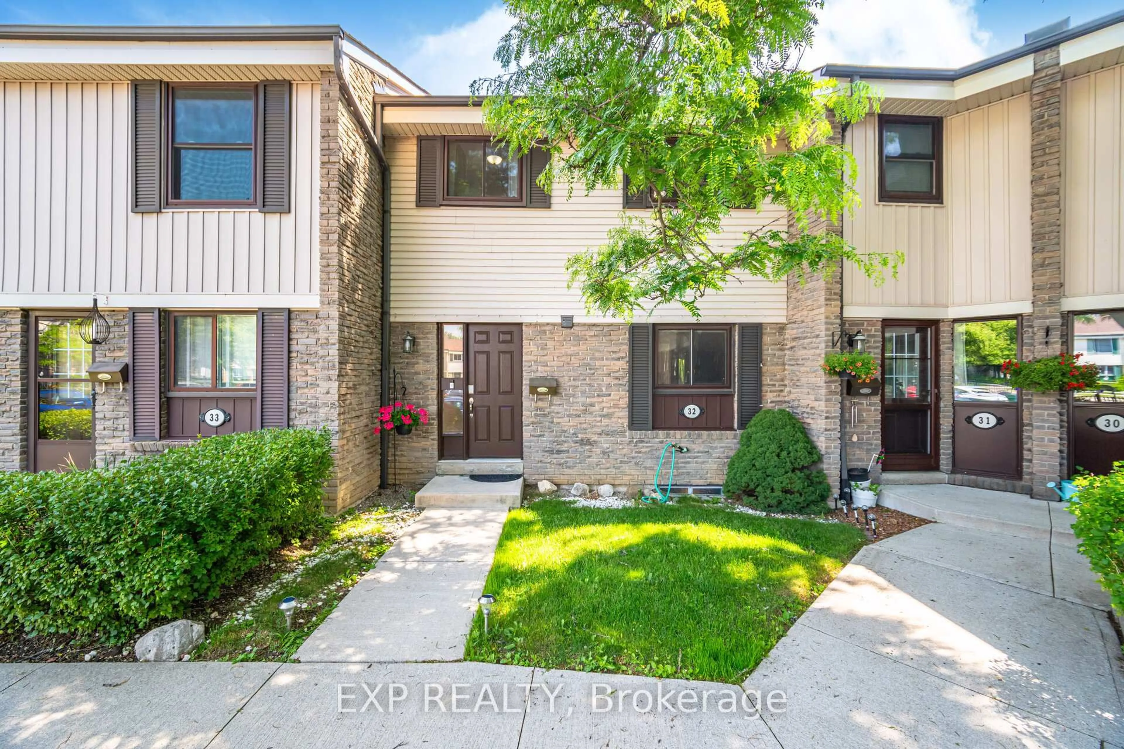 Home with brick exterior material, street for 2779 Gananoque Dr #32, Mississauga Ontario L5N 2E4