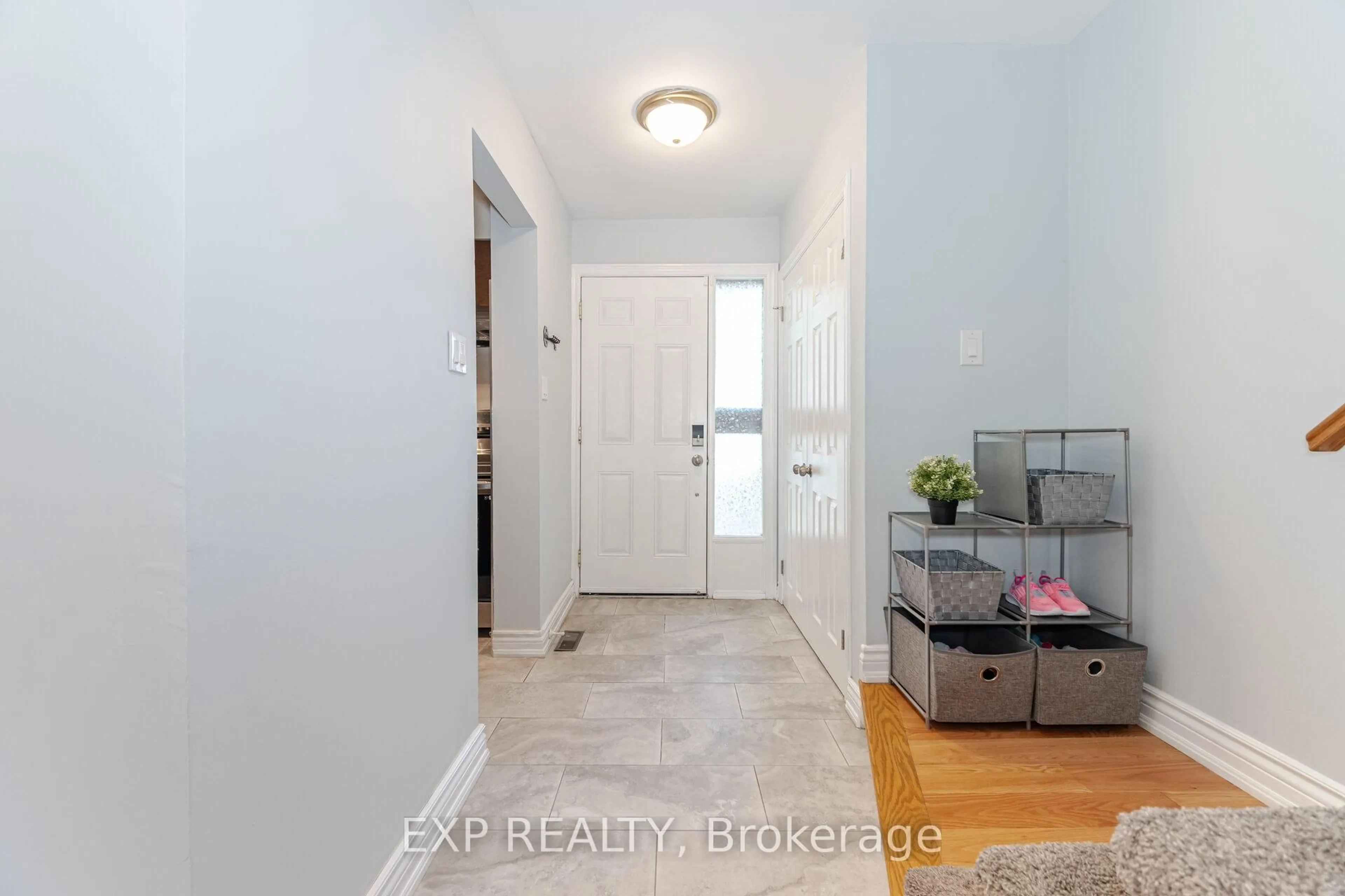 Indoor entryway for 2779 Gananoque Dr #32, Mississauga Ontario L5N 2E4