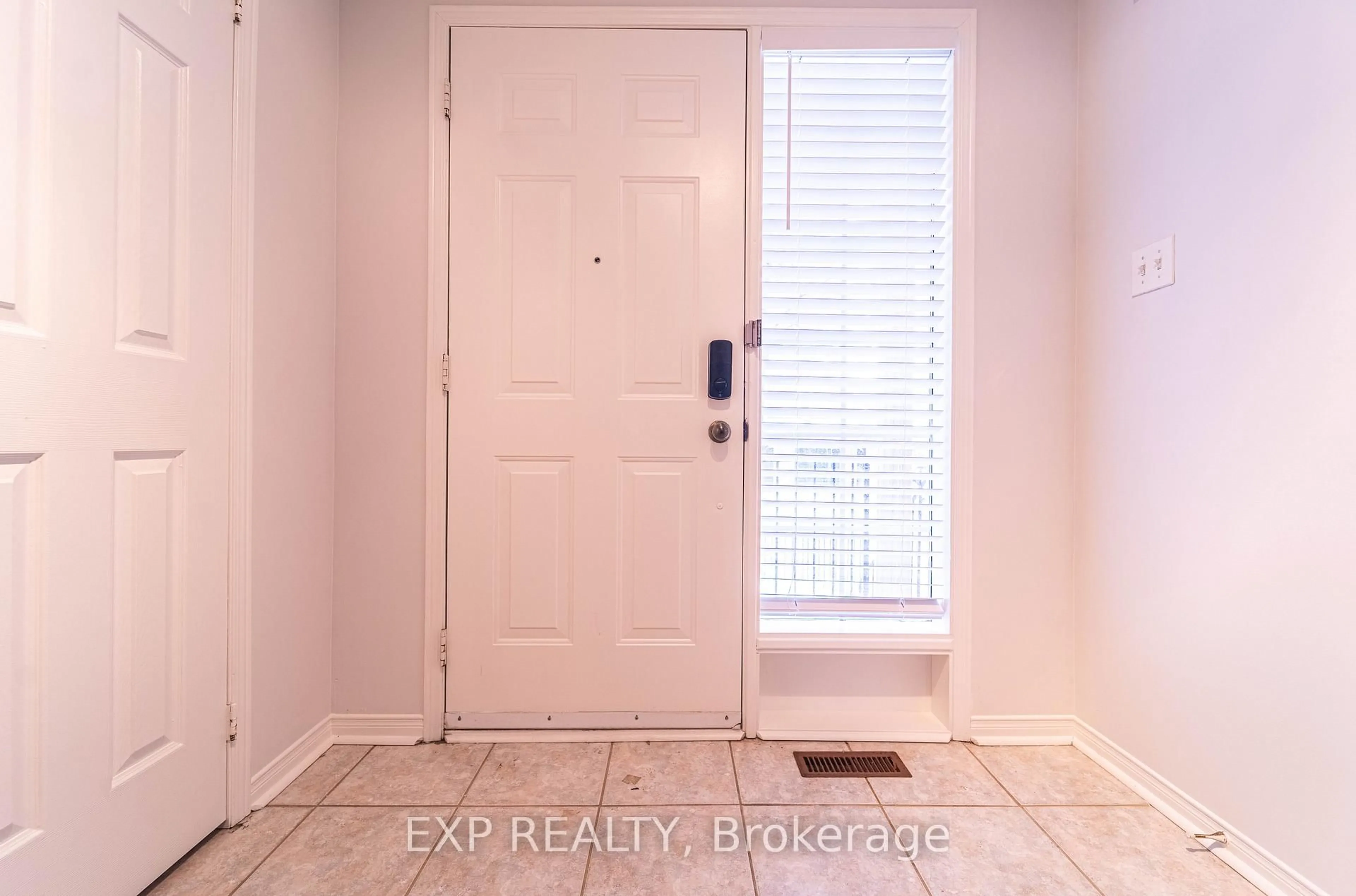 Indoor entryway for 199 Hillcrest Ave #26, Mississauga Ontario L5B 4L5