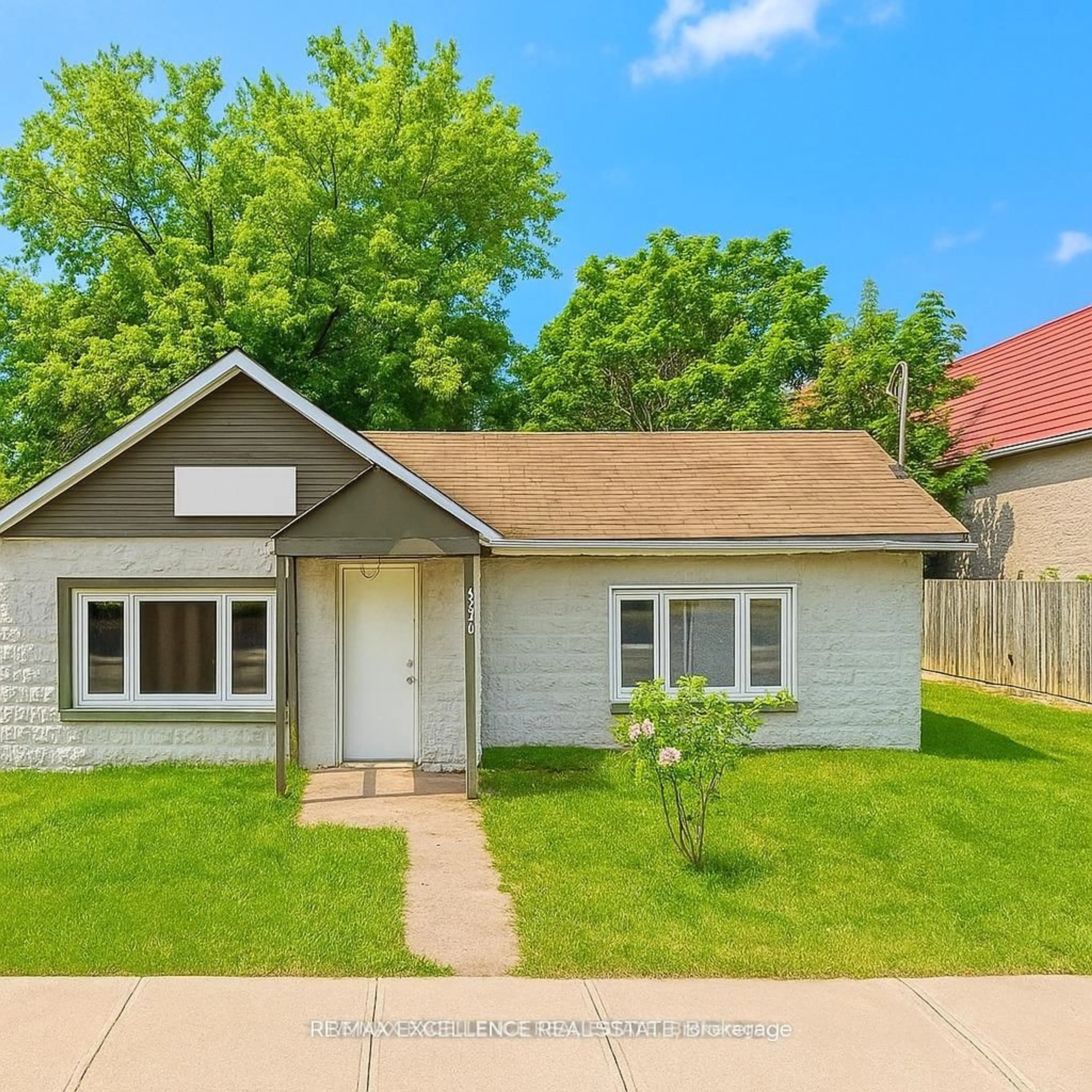 Home with vinyl exterior material, street for 2574 Confederation Pkwy, Mississauga Ontario L5B 1S2