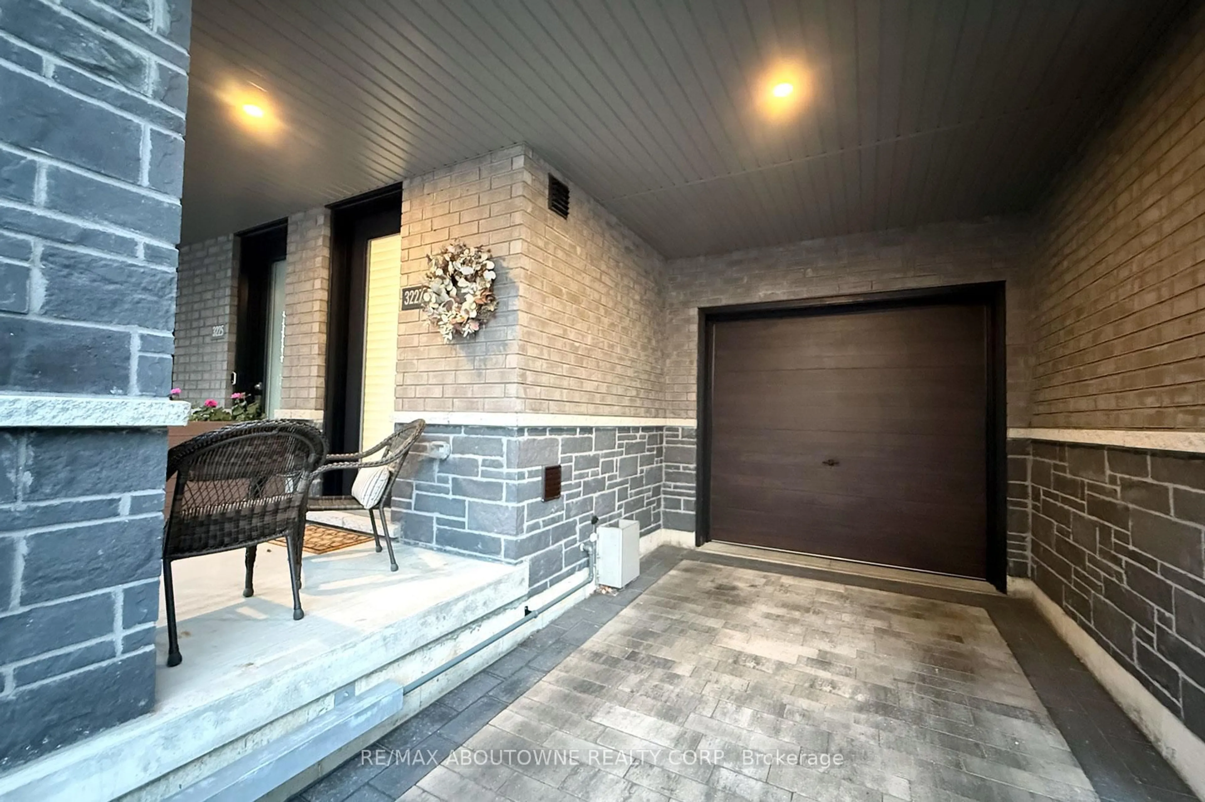 Indoor entryway for 3227 Ellyn Common, Burlington Ontario L7N 0A3