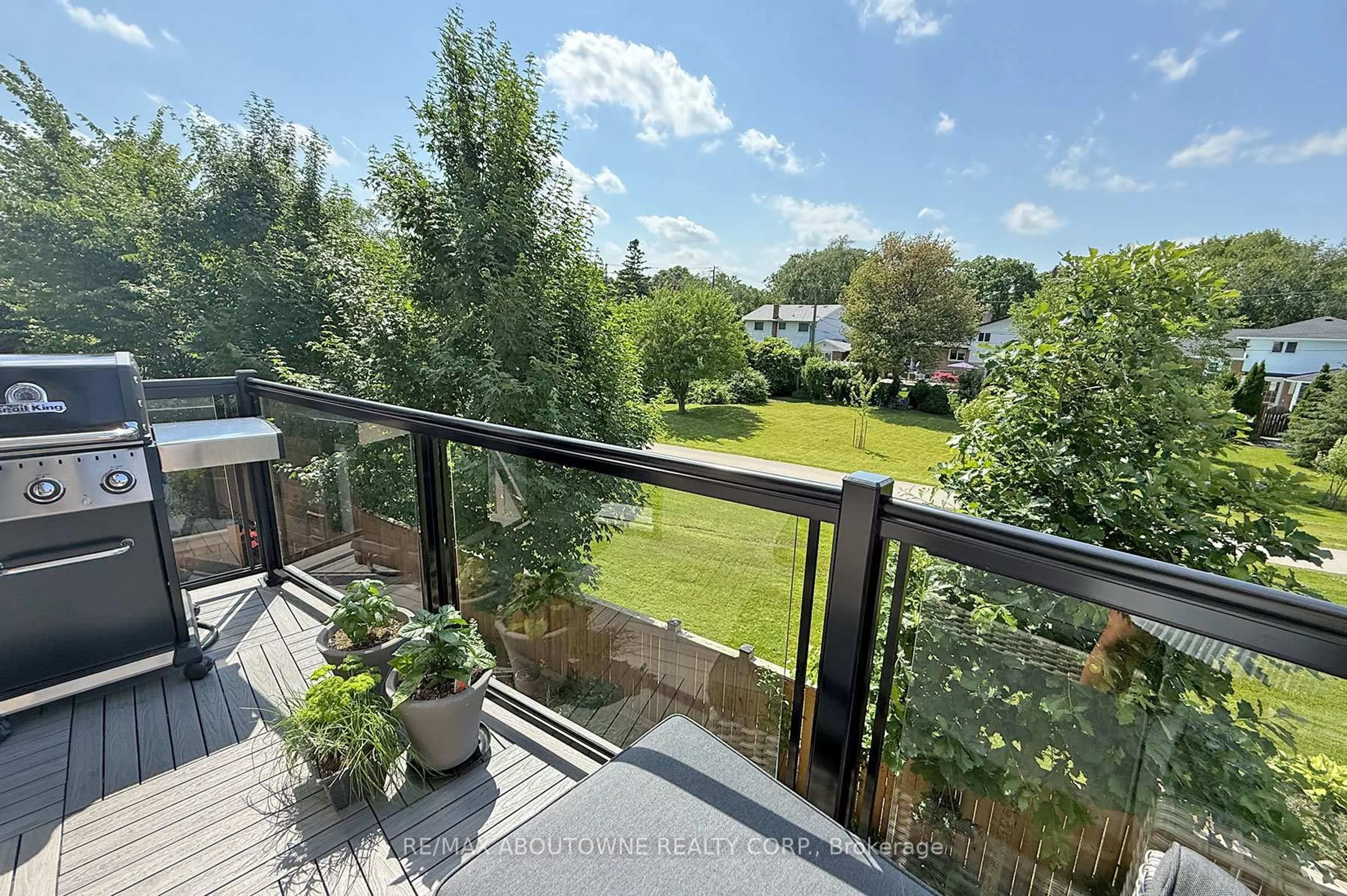 A pic from outside/outdoor area/front of a property/back of a property/a pic from drone, city buildings view from balcony for 3227 Ellyn Common, Burlington Ontario L7N 0A3