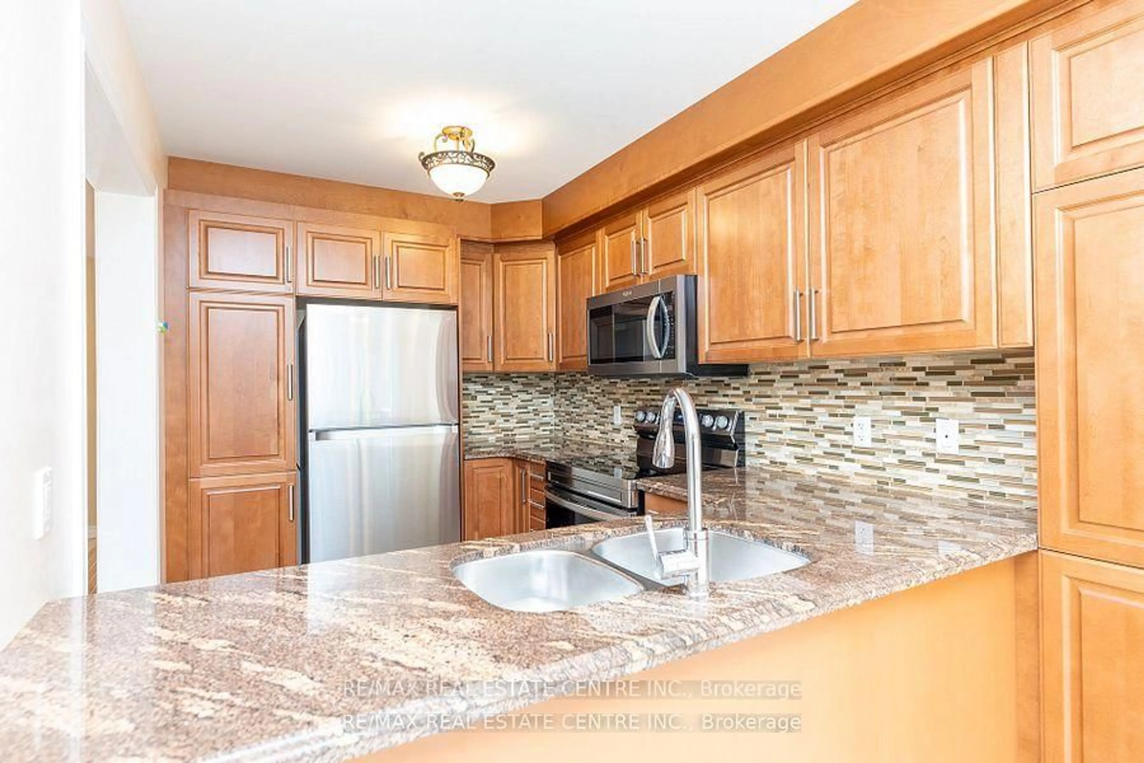 Standard kitchen, ceramic/tile floor for 2280 Baronwood Dr #14, Oakville Ontario L6M 5J8