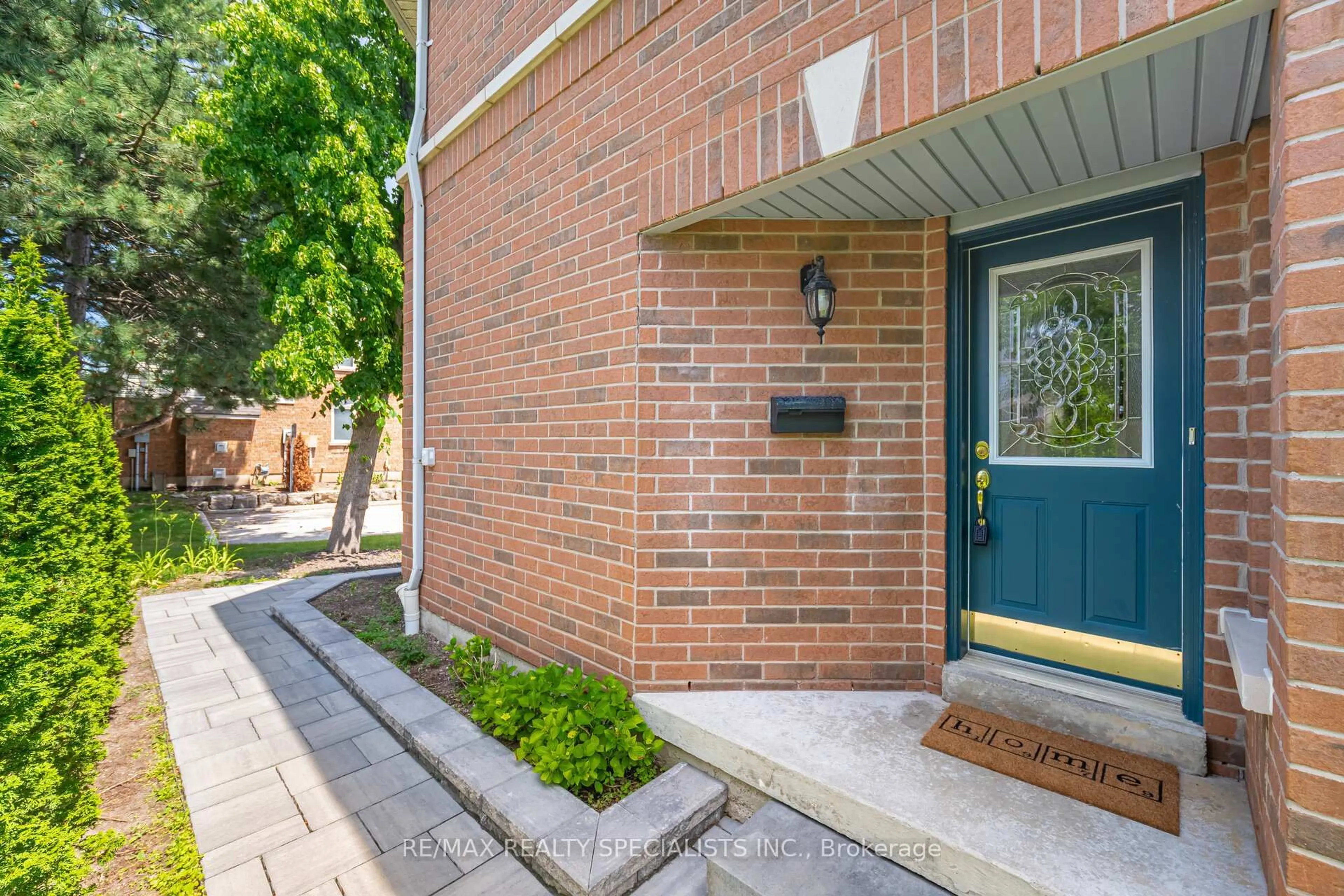 Home with brick exterior material, street for 5230 Glen Erin Dr #15, Mississauga Ontario L5M 5Z7