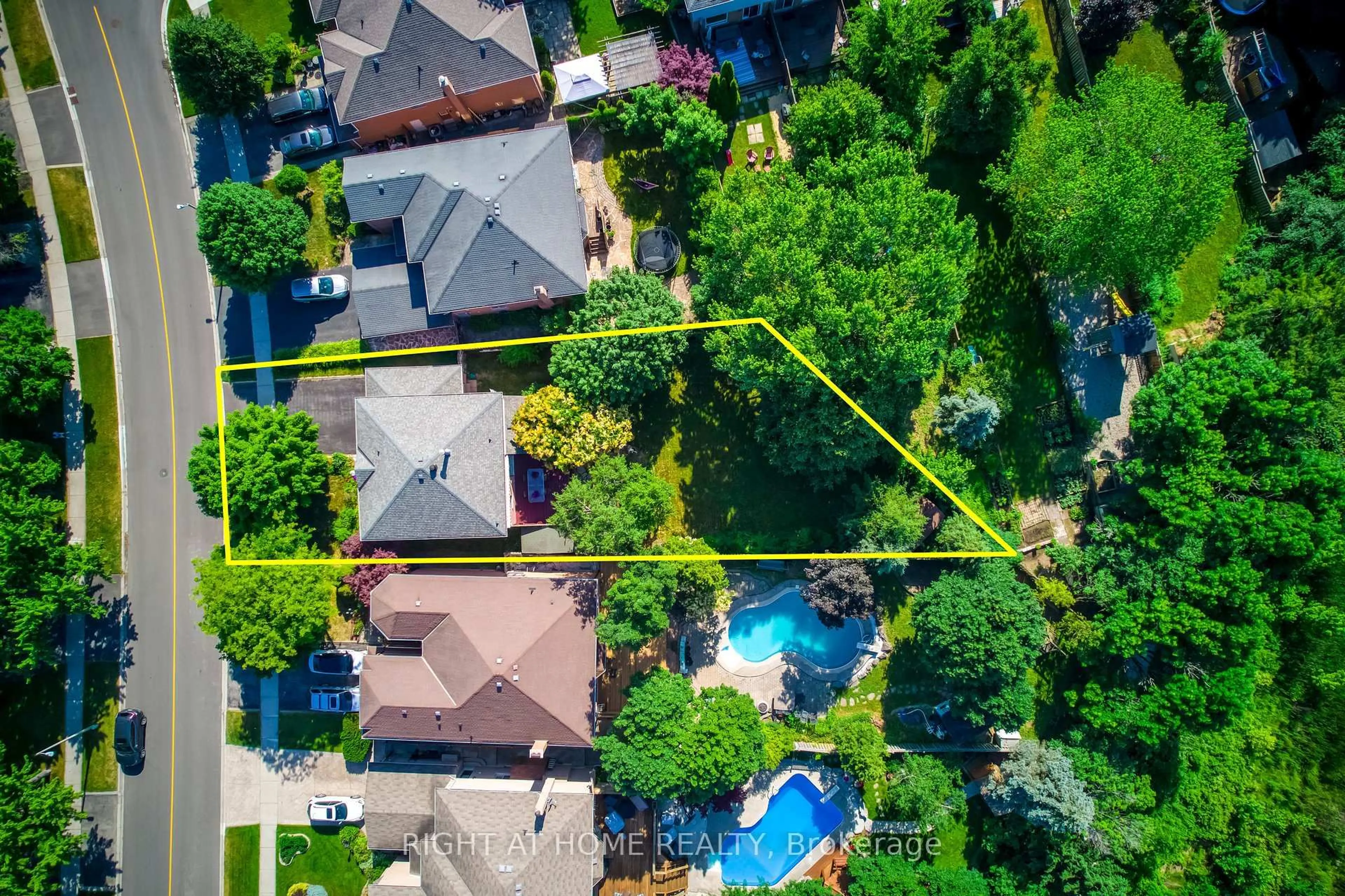 A pic from outside/outdoor area/front of a property/back of a property/a pic from drone, street for 226 Howell Rd, Oakville Ontario L6H 5Y7