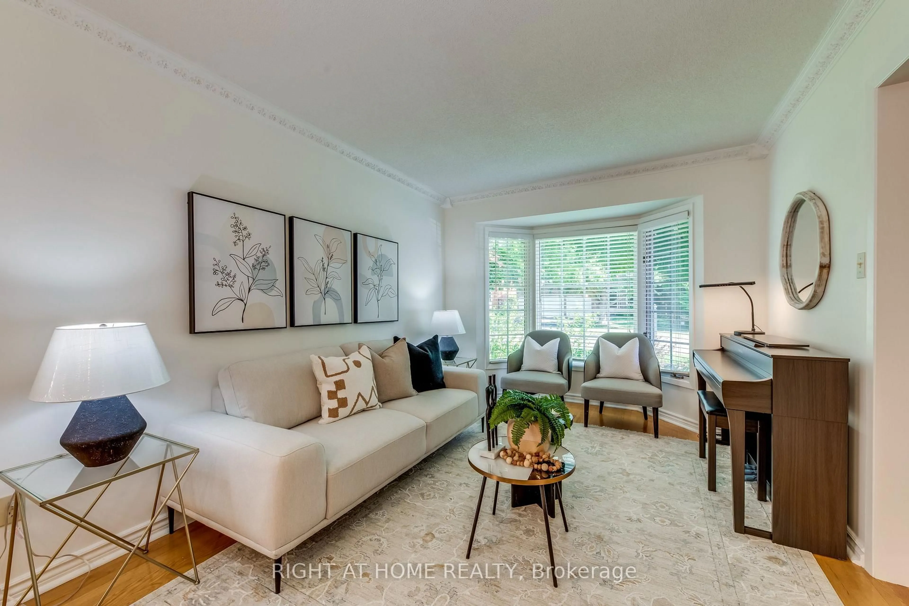 Living room with furniture, unknown for 226 Howell Rd, Oakville Ontario L6H 5Y7
