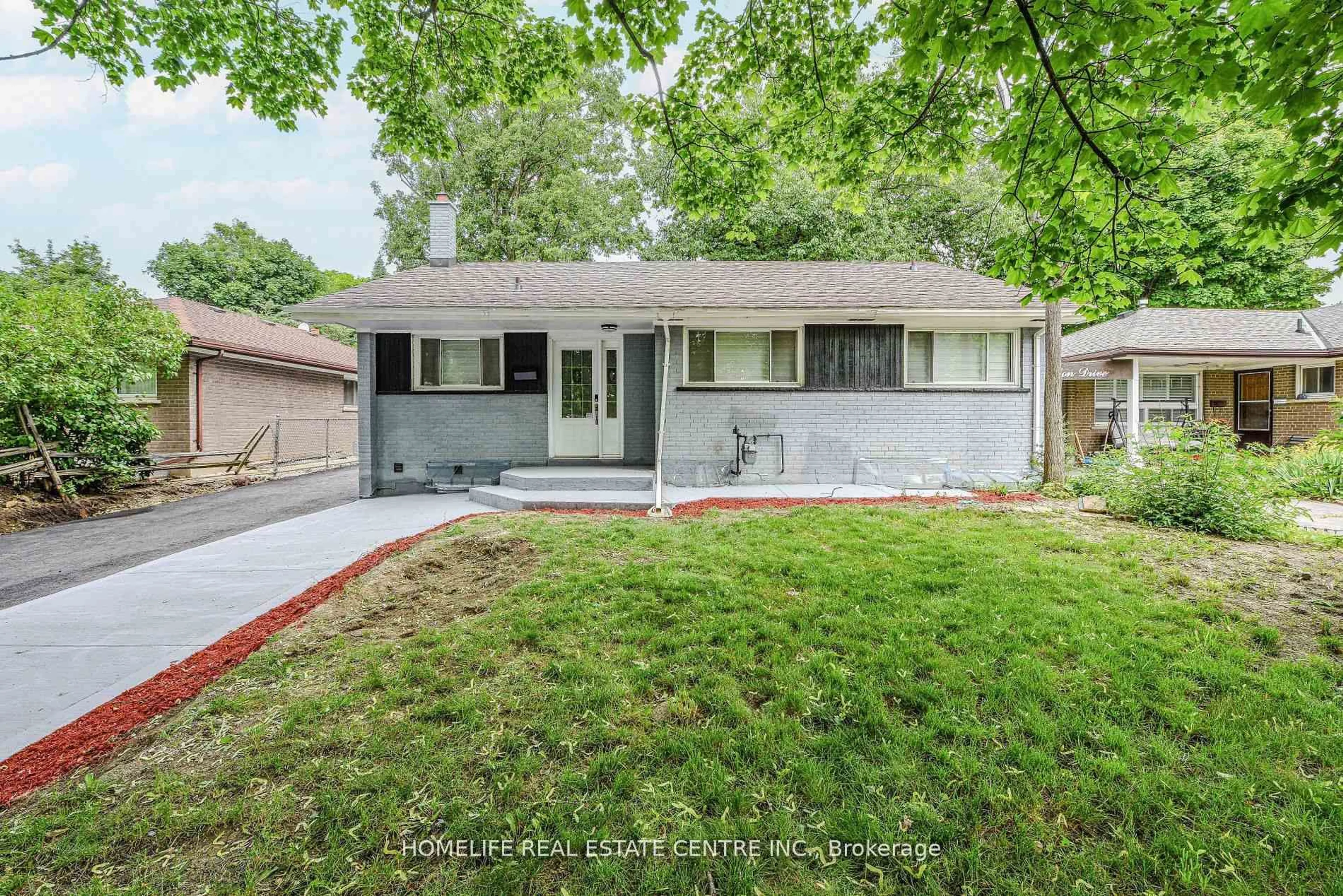 Home with vinyl exterior material, street for 16 Gordon Dr, Brampton Ontario L6Y 2A7