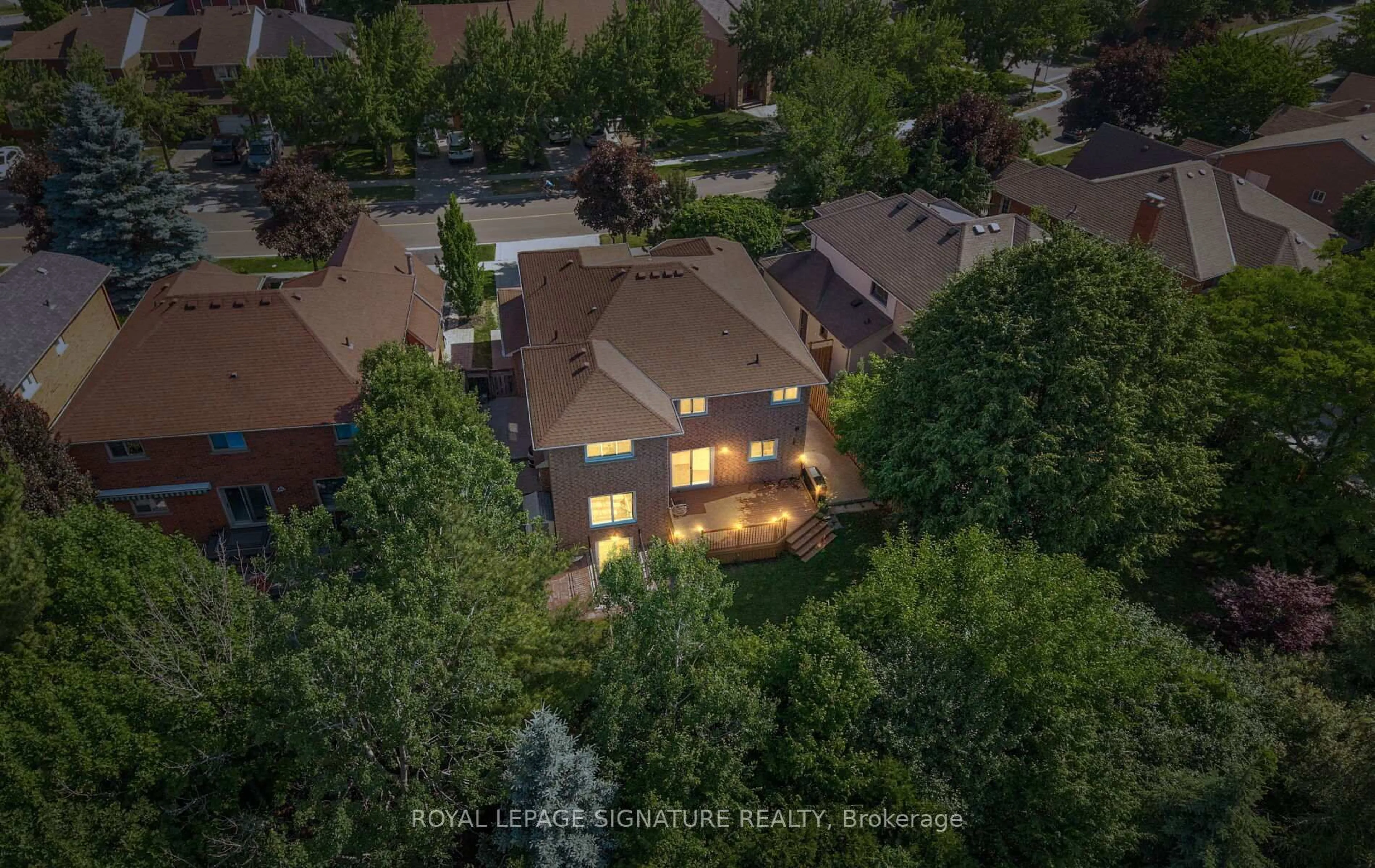 A pic from outside/outdoor area/front of a property/back of a property/a pic from drone, unknown for 314 Howell Rd, Oakville Ontario L6H 5Y5