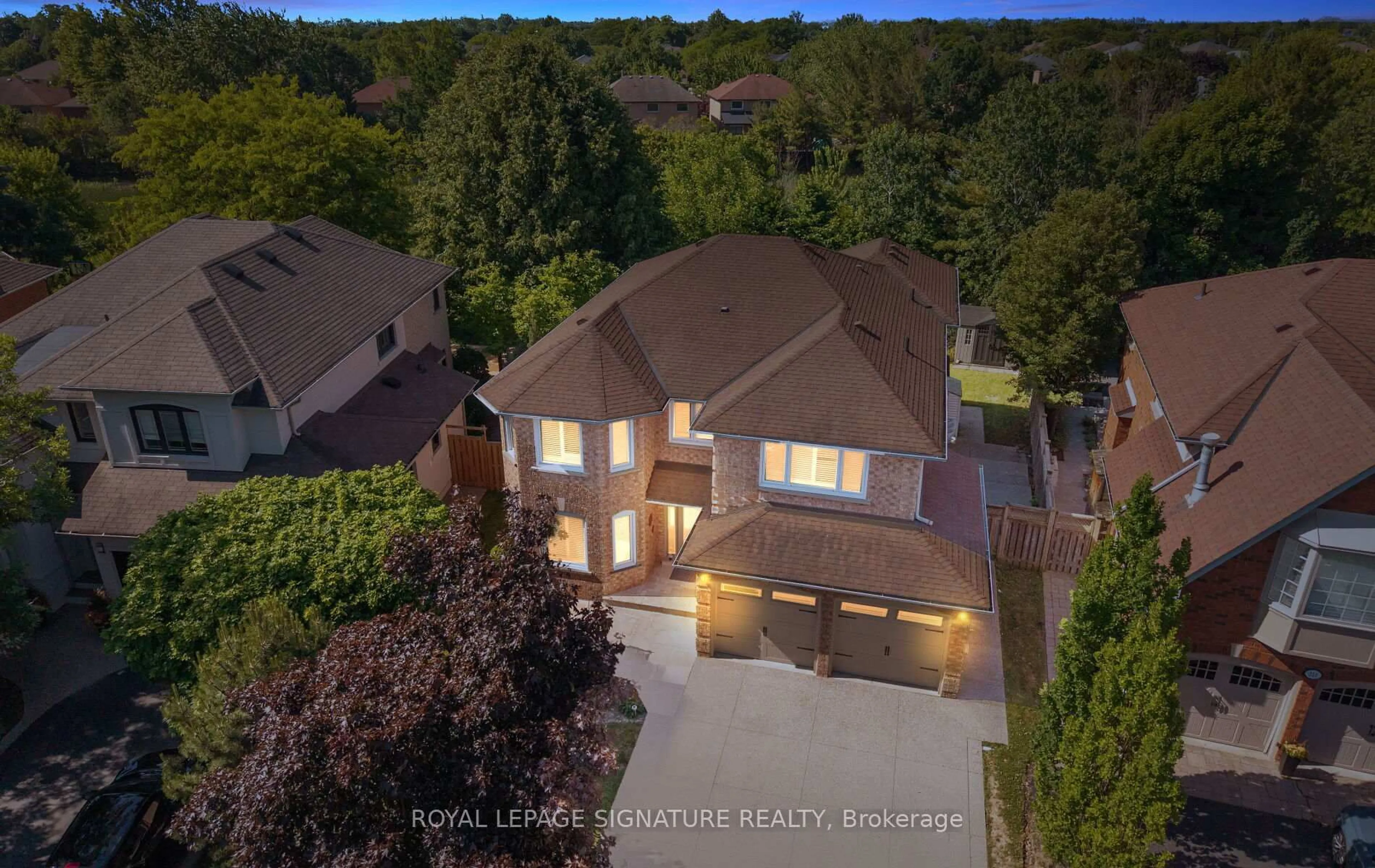 A pic from outside/outdoor area/front of a property/back of a property/a pic from drone, street for 314 Howell Rd, Oakville Ontario L6H 5Y5