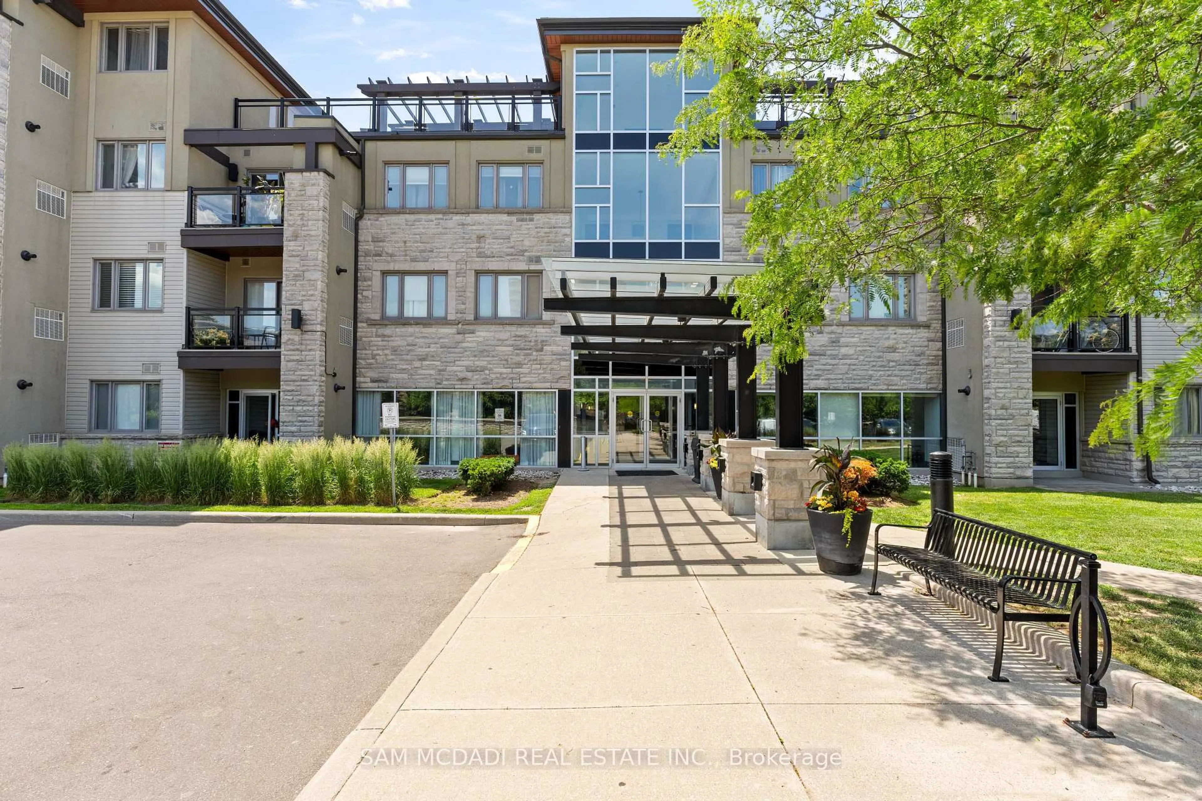 Patio, building for 570 Lolita Gdns #413, Mississauga Ontario L5A 0A1