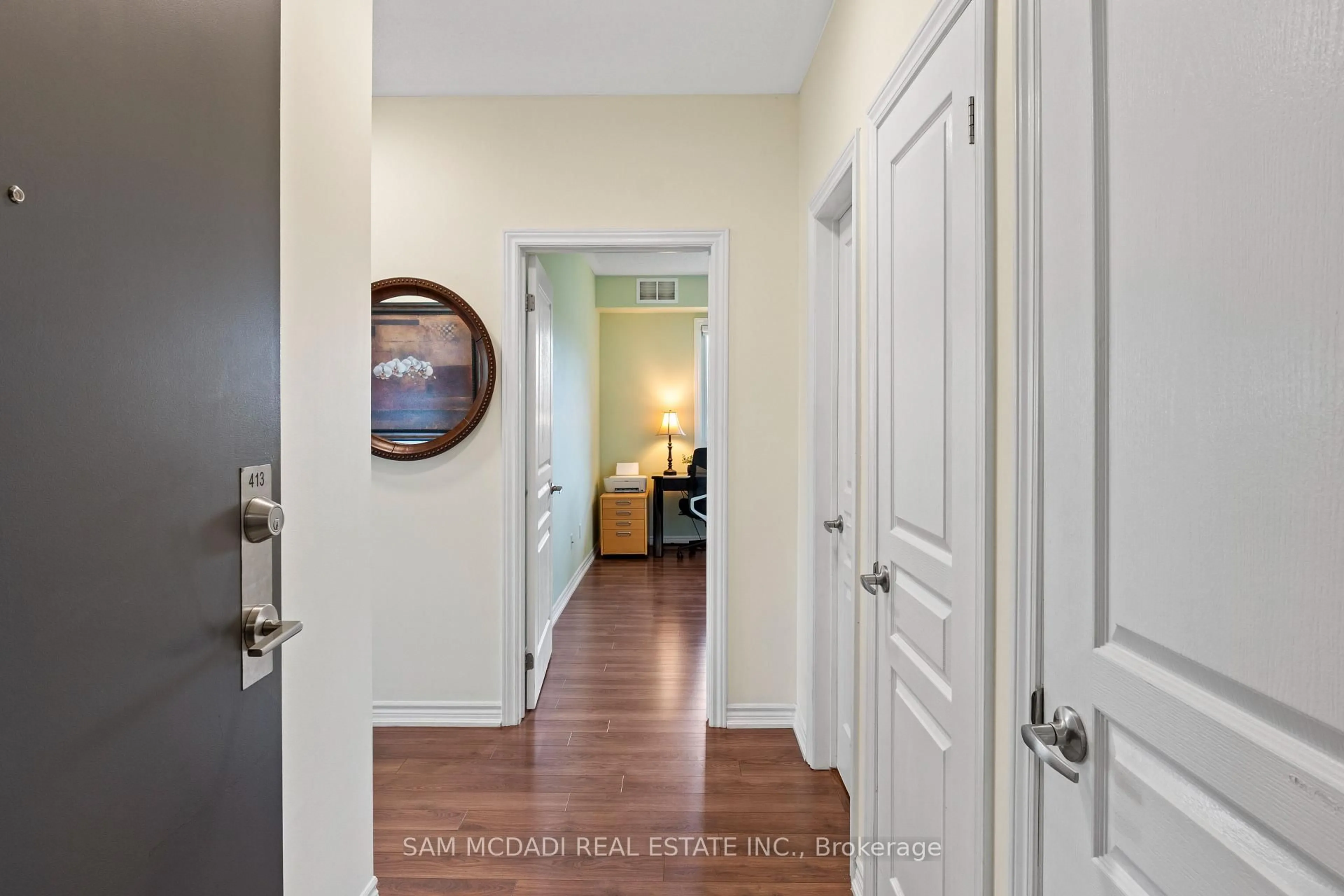 Indoor entryway for 570 Lolita Gdns #413, Mississauga Ontario L5A 0A1