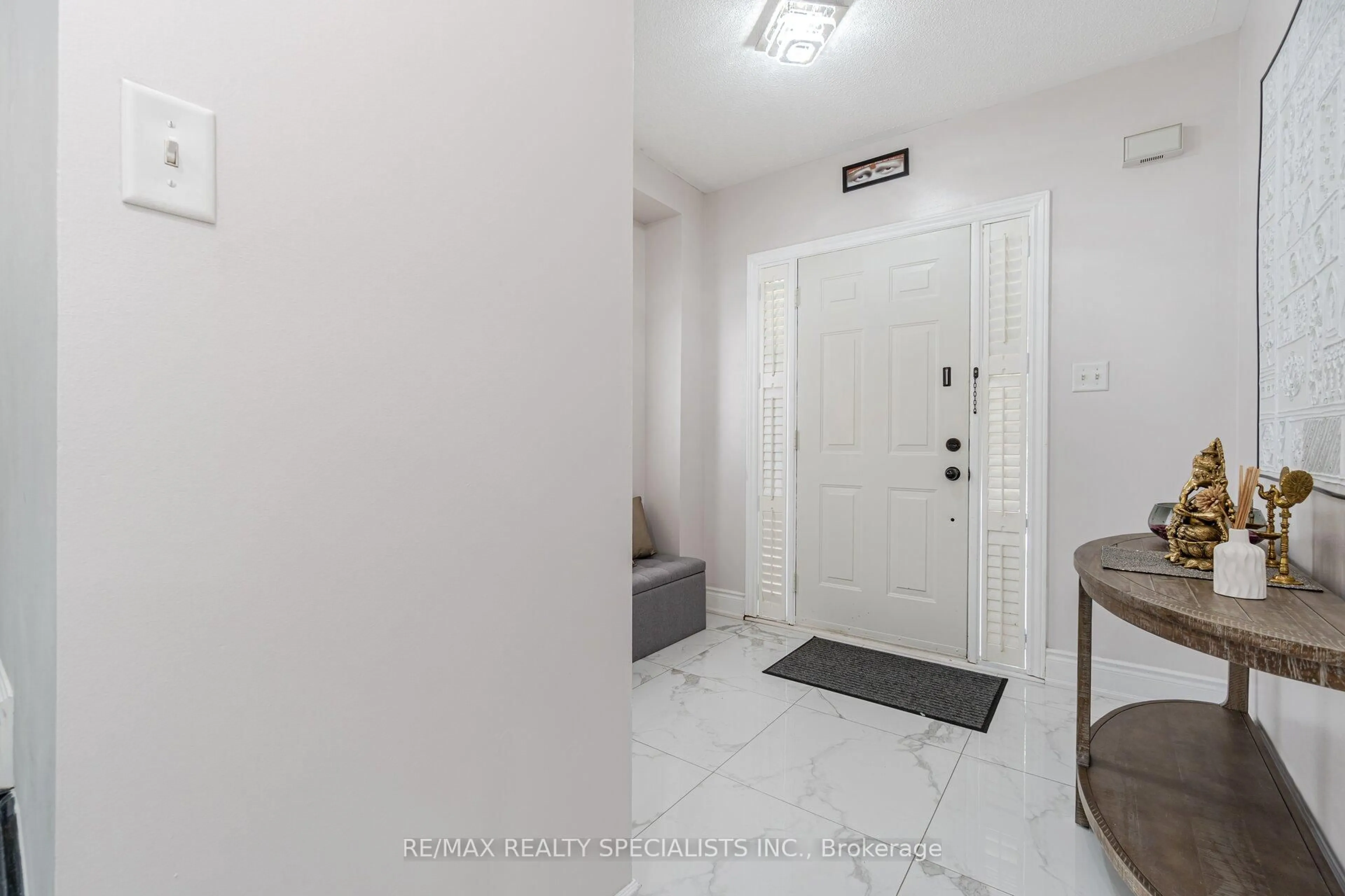 Indoor entryway for 7 Oxtail Lane, Brampton Ontario L6X 5E2