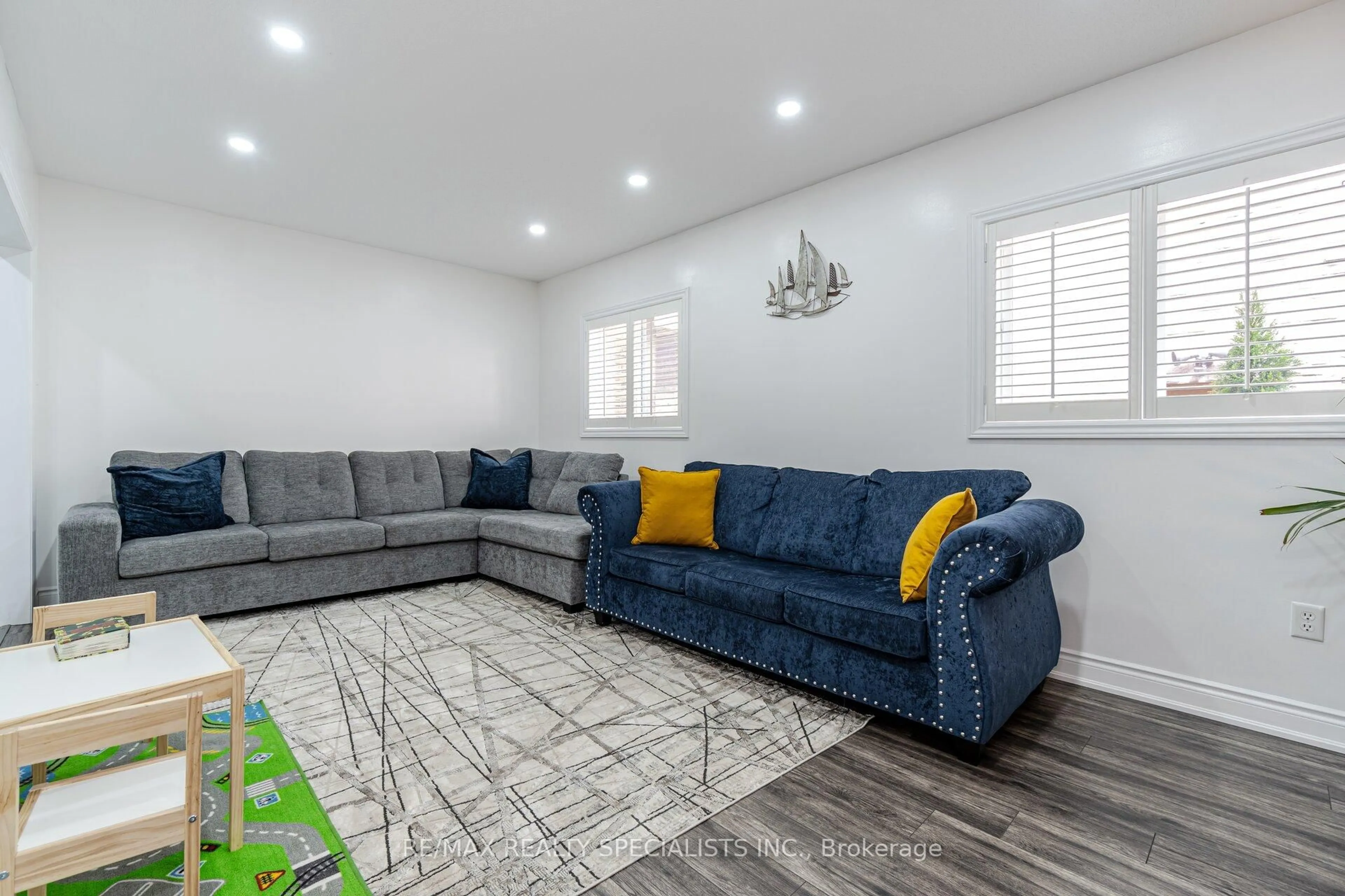 Living room with furniture, unknown for 7 Oxtail Lane, Brampton Ontario L6X 5E2