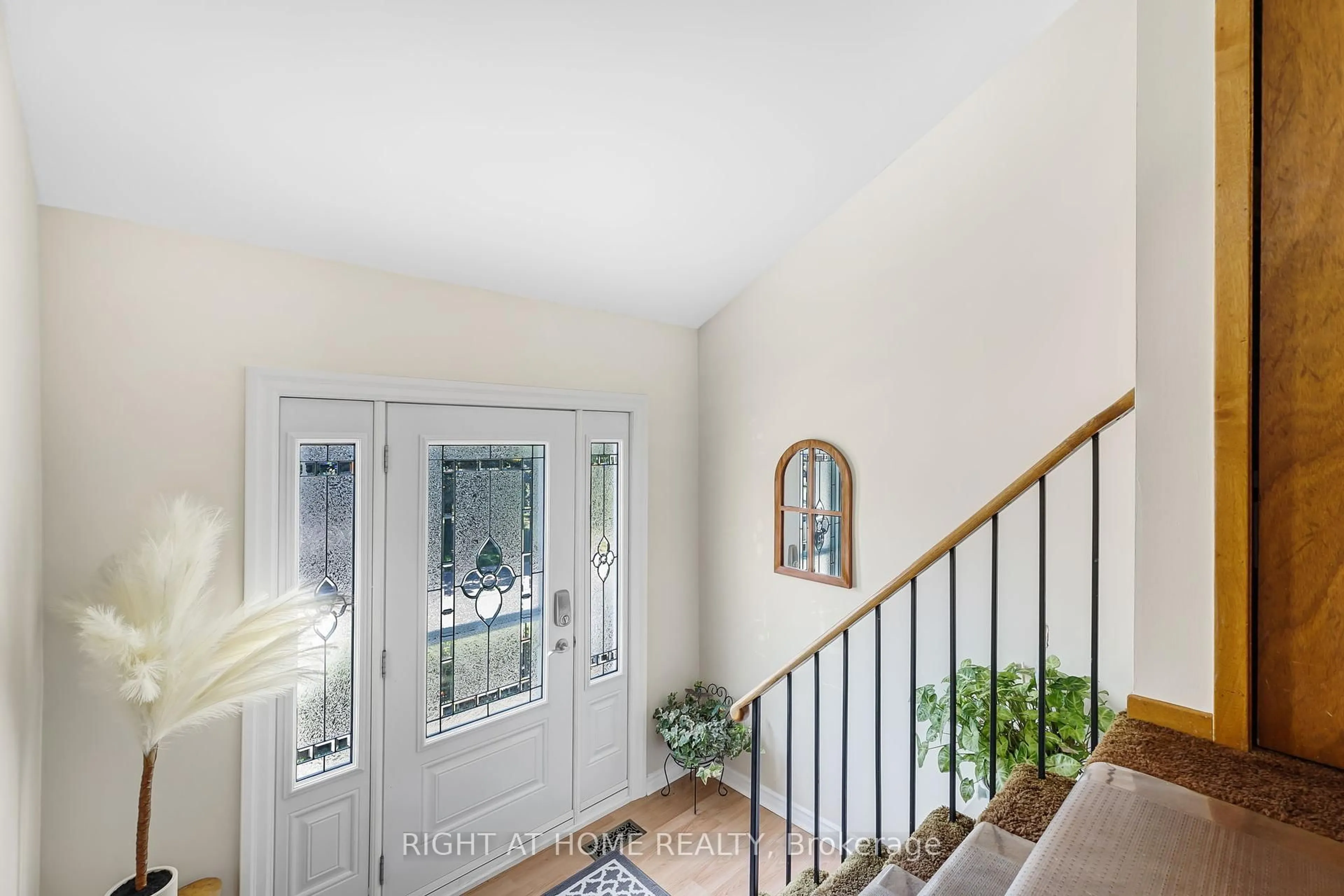 Indoor entryway for 2 Rushmore Cres, Brampton Ontario L6Z 1R2