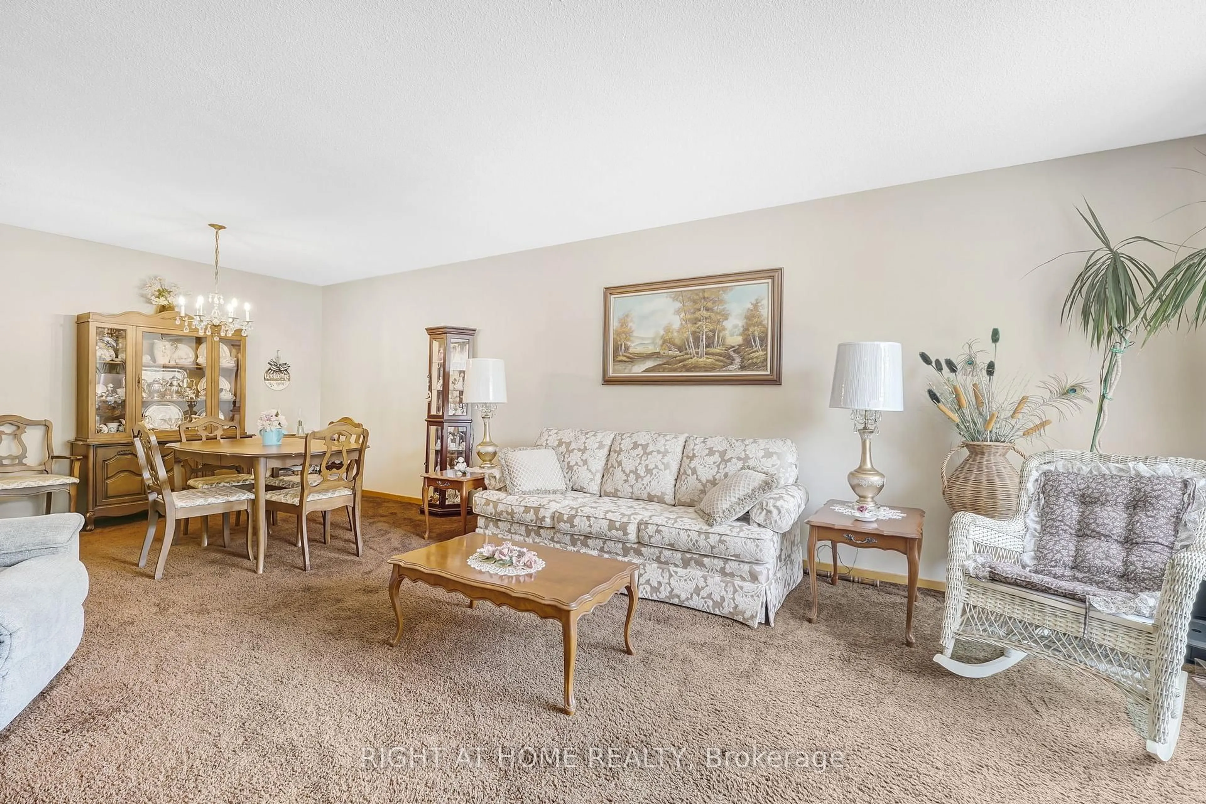 Living room with furniture, carpet floor for 2 Rushmore Cres, Brampton Ontario L6Z 1R2