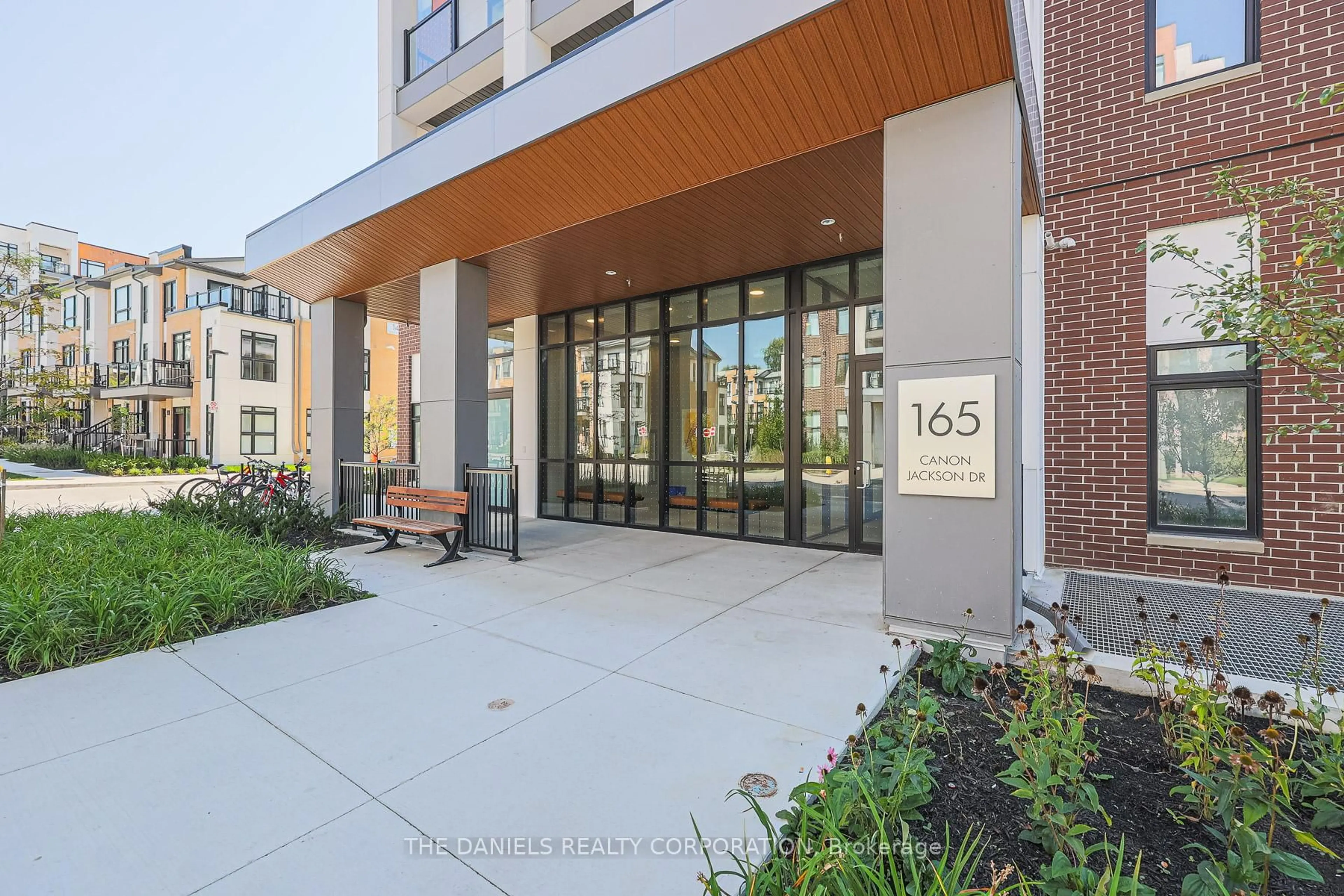 Indoor foyer for 165 Canon Jackson Dr #104, Toronto Ontario M6M 0C4