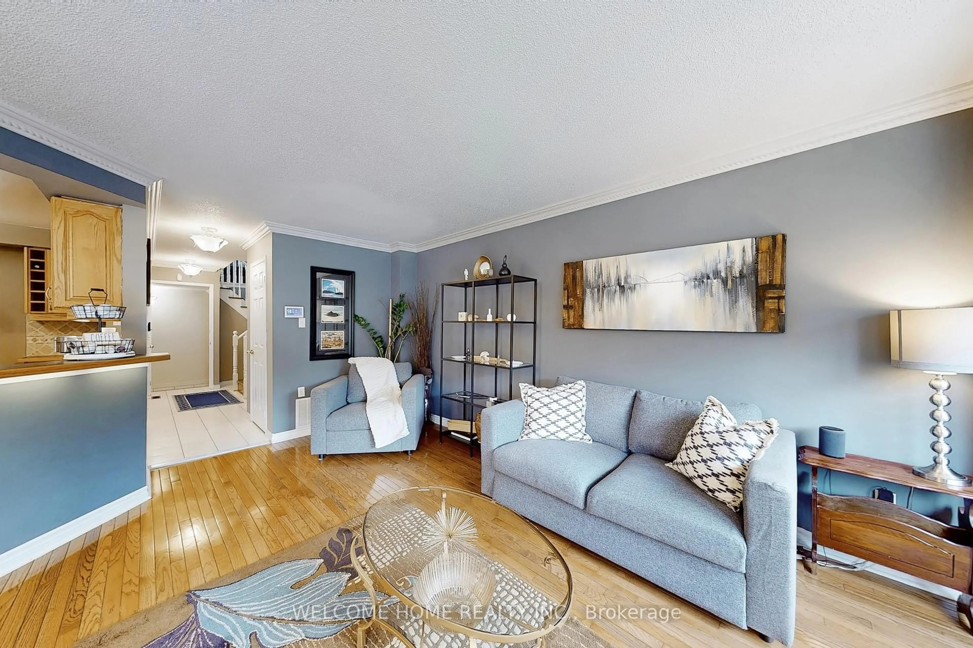 Living room with furniture, wood/laminate floor for 6079 Leeside Cres, Mississauga Ontario L5M 5K6