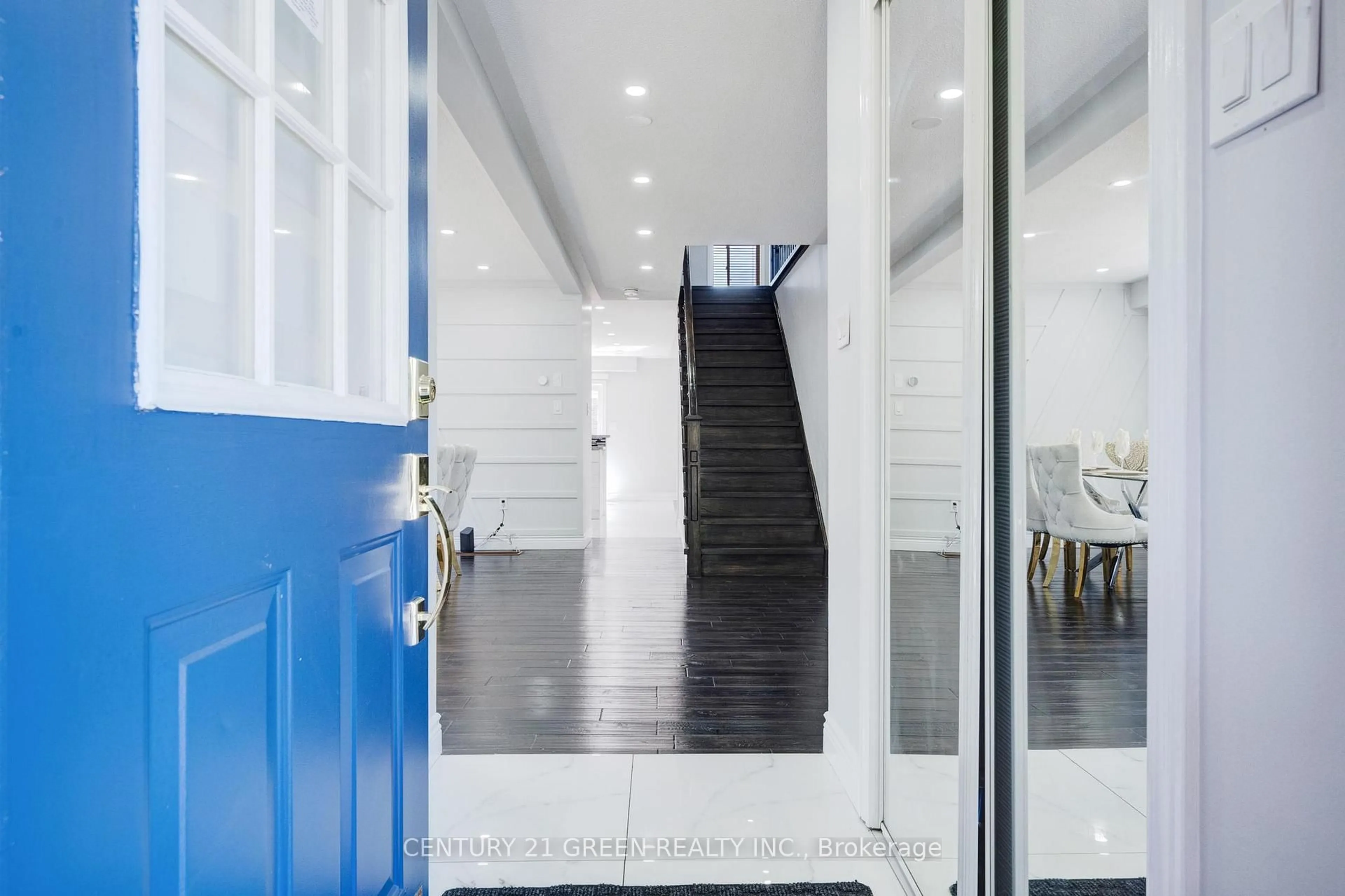 Indoor foyer for 62 Four Seasons Circ, Brampton Ontario L7A 2A7