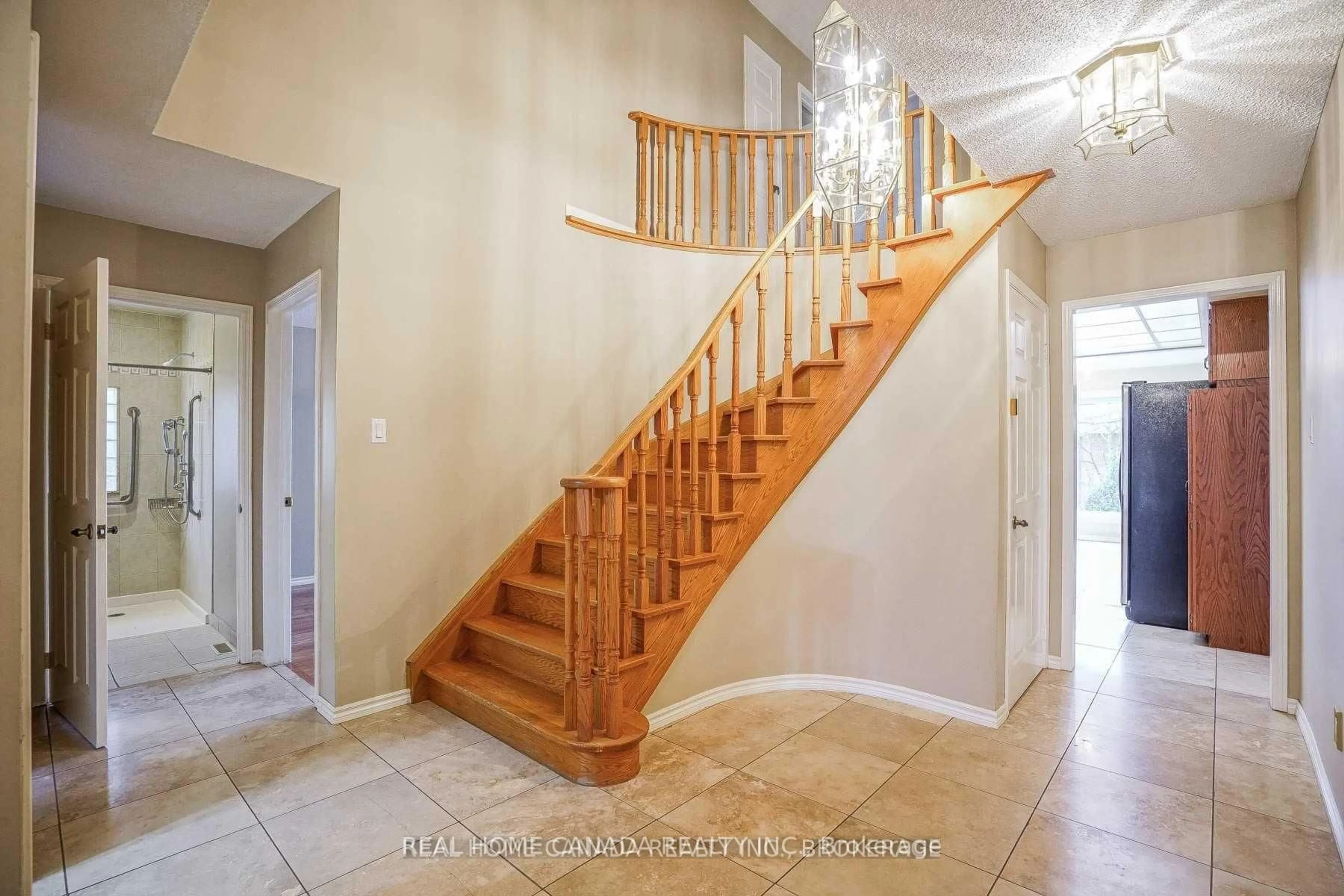 Unknown for 2056 Wincanton Cres, Mississauga Ontario L5M 3E2